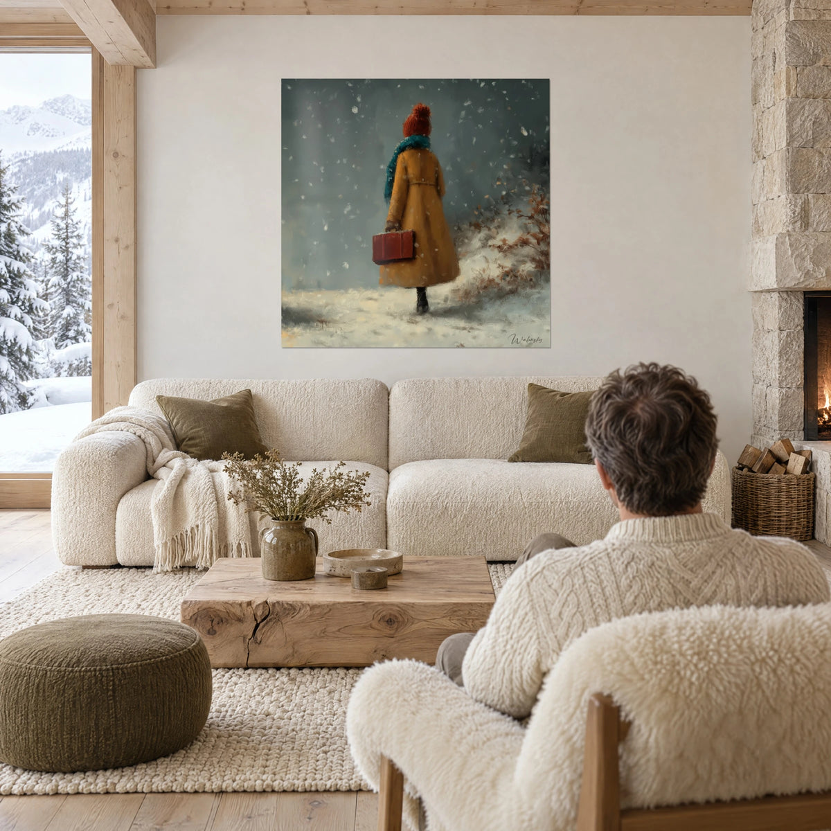 Gemälde Reisende von hinten im senfgelben Mantel und roter Mütze im Schnee, karminroter Koffer, über einem Sofa in einem hellen Wohnzimmer