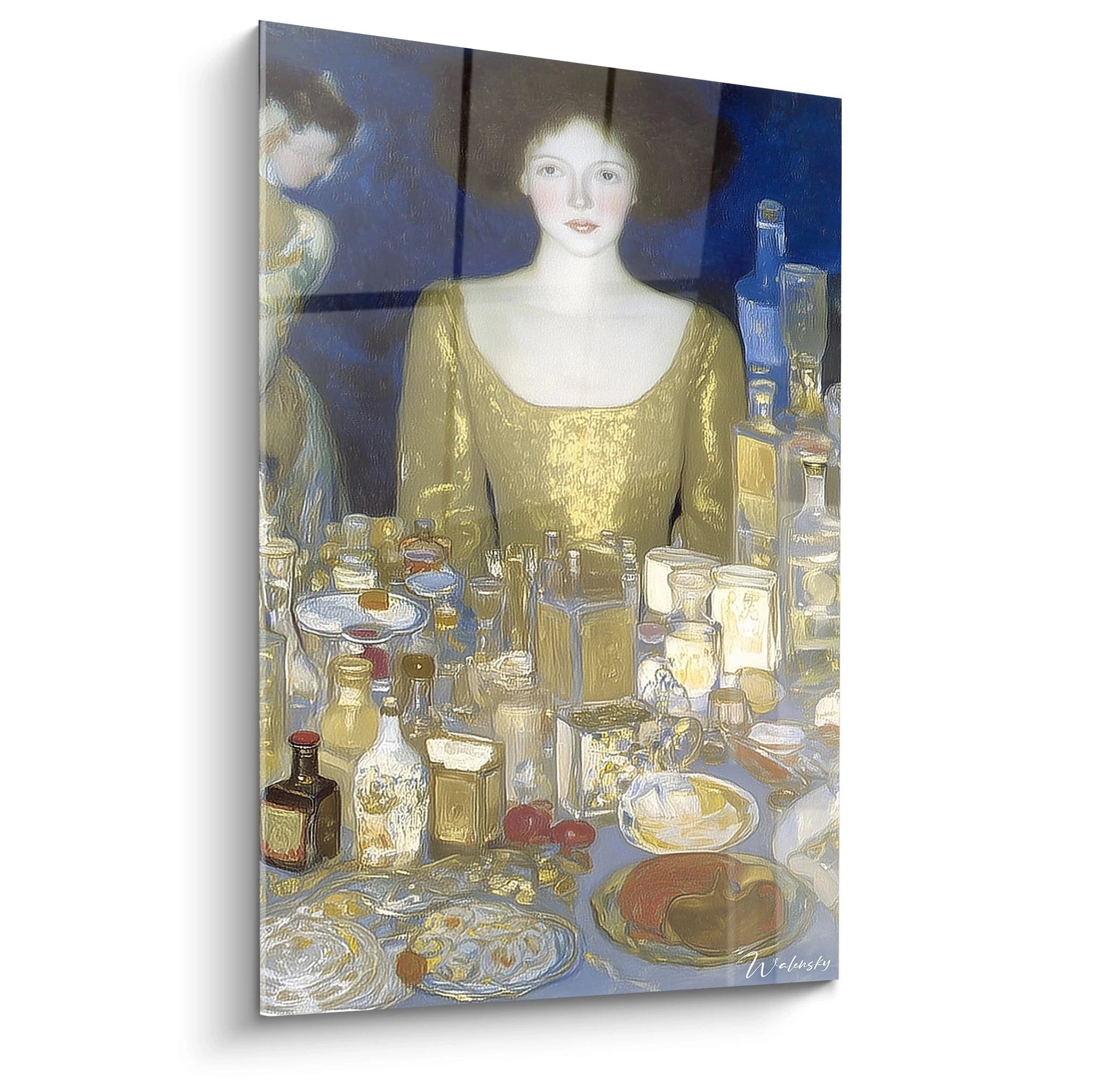 tableau mural symboliste femme montrant une dame en robe dorée assise devant une table chargée d'objets