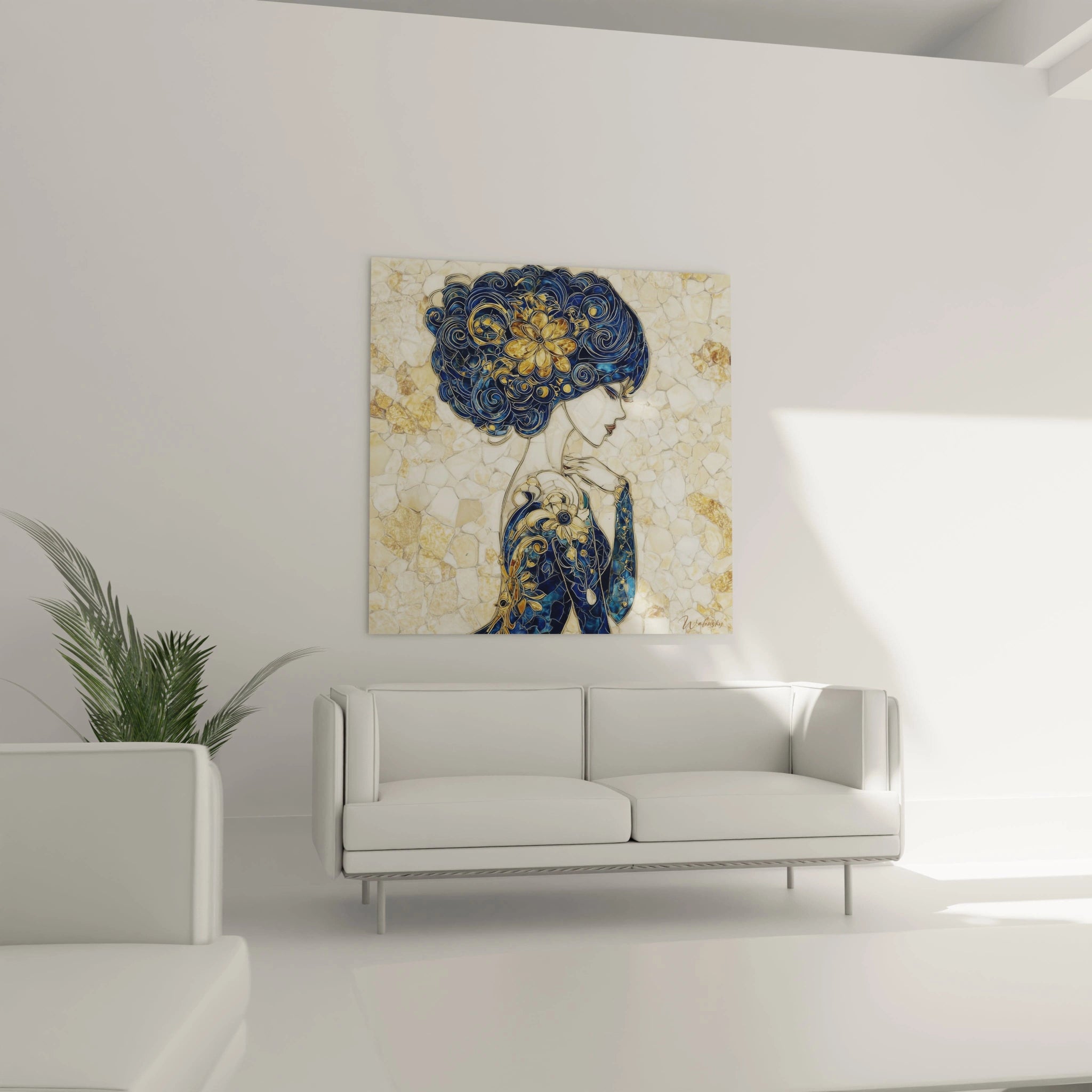 Tableau femme doré contemporain avec des motifs floraux et des couleurs bleu et or dans un intérieur moderne