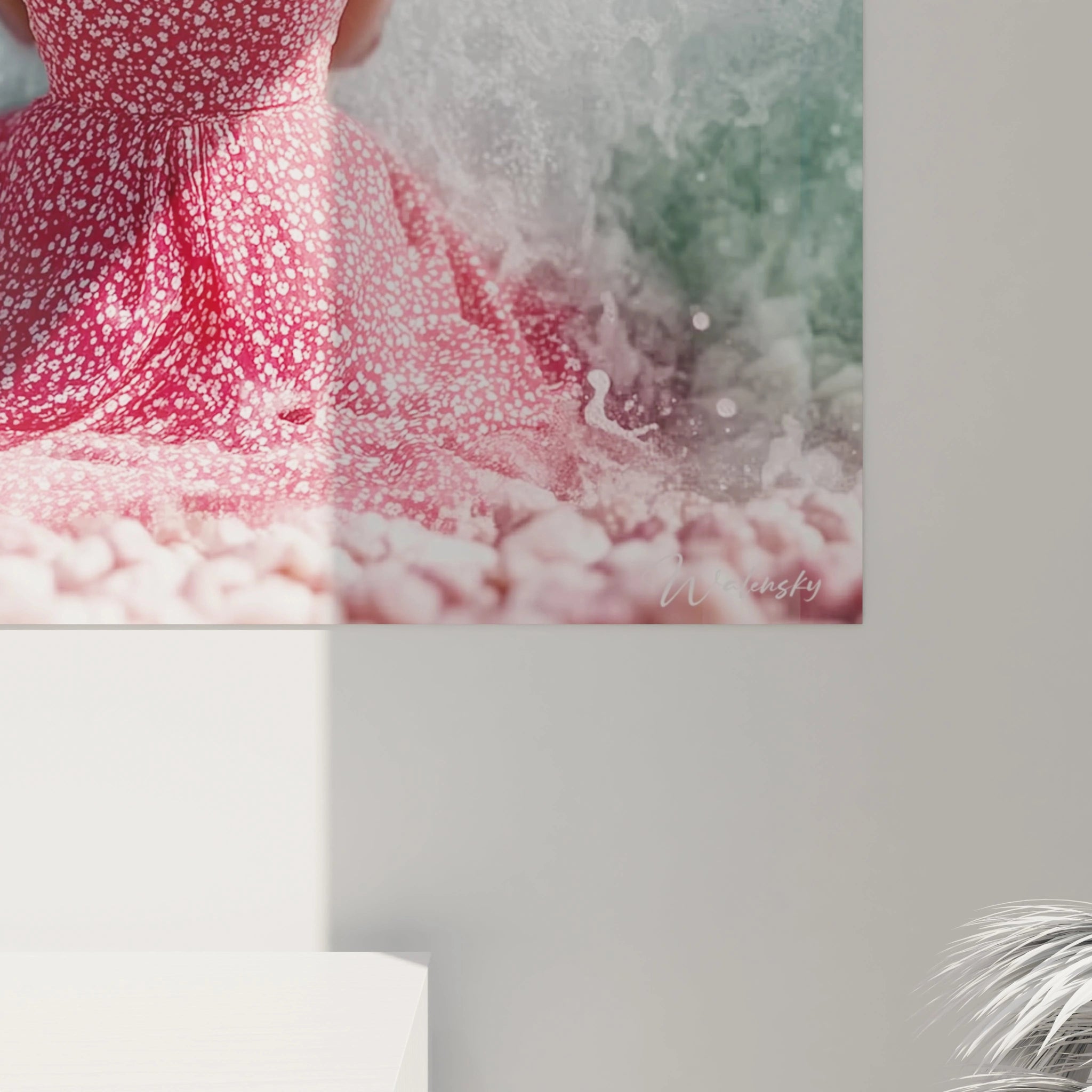 tableau femme plage moderne impression Walensky femme en robe rose assise sur galets au bord de mer