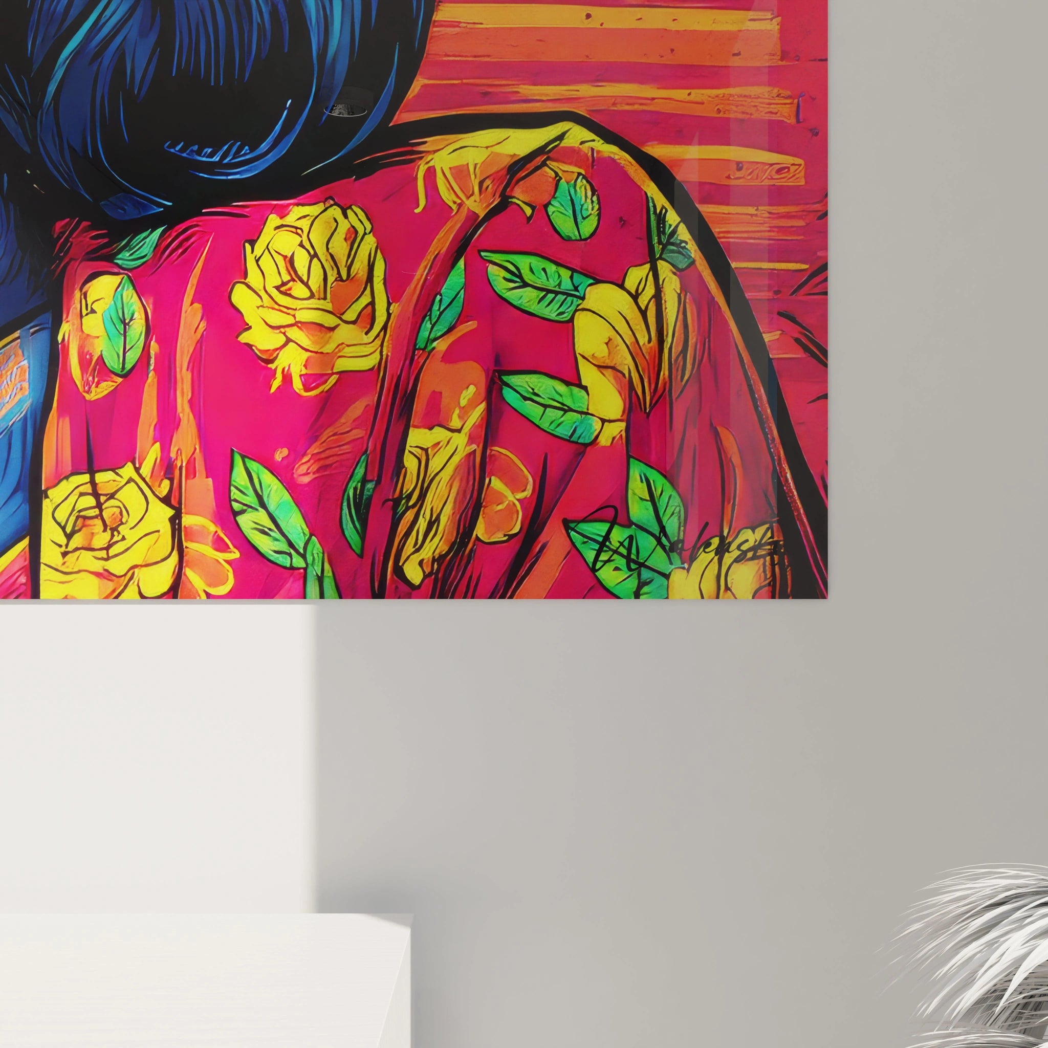 Frauenbild mit Vintage-Brille und farbenfrohen Blumenmotiven auf stilisiertem Hintergrund