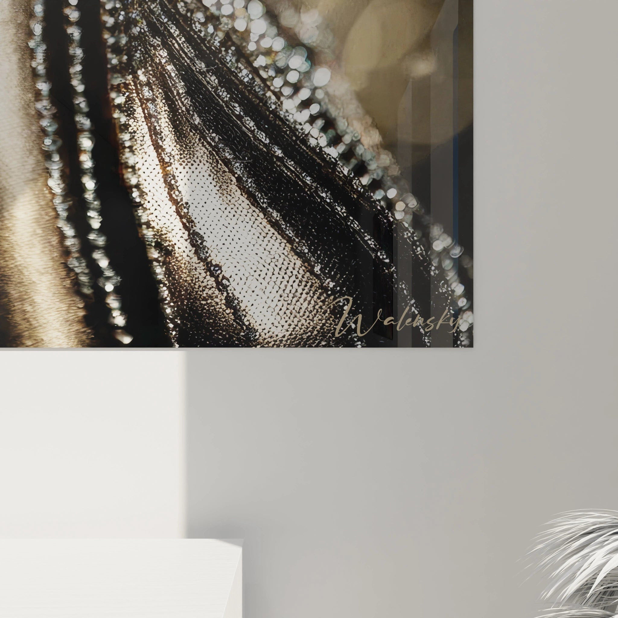 Tableau femme luxueuse de Walensky avec des détails scintillants sur mur moderne