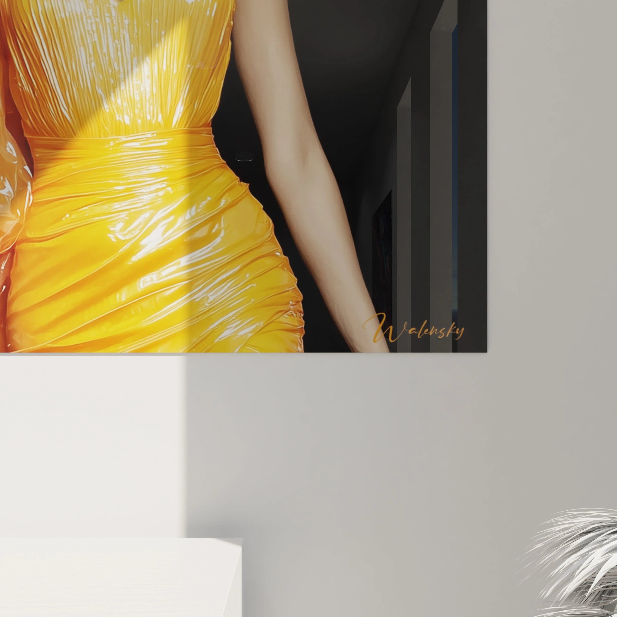 Tableau femme mode glamour avec une robe jaune brillante sur un mur moderne