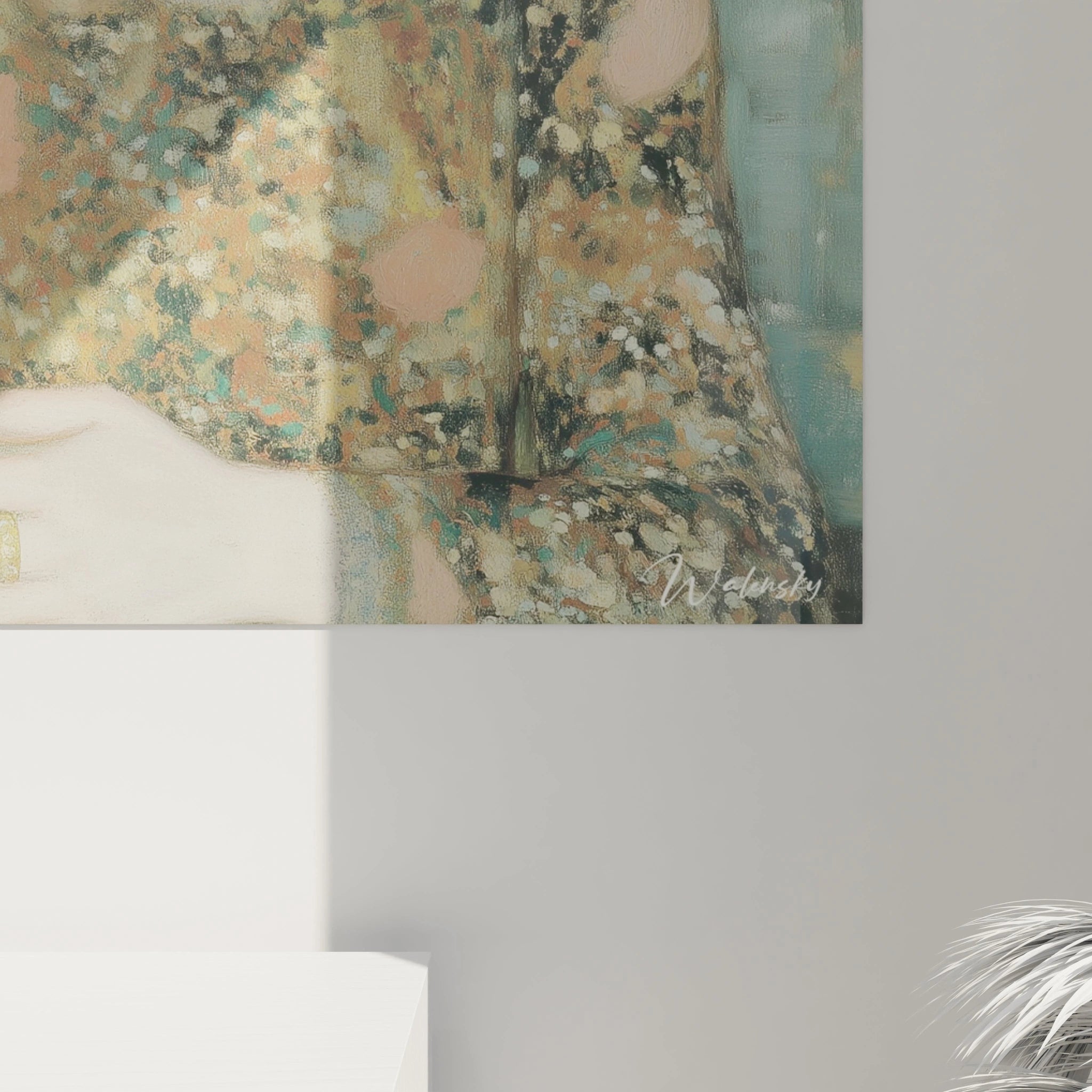 Détail d'une œuvre murale Walensky tableau femme symboliste en tons pastel, texture toile et signature visible
