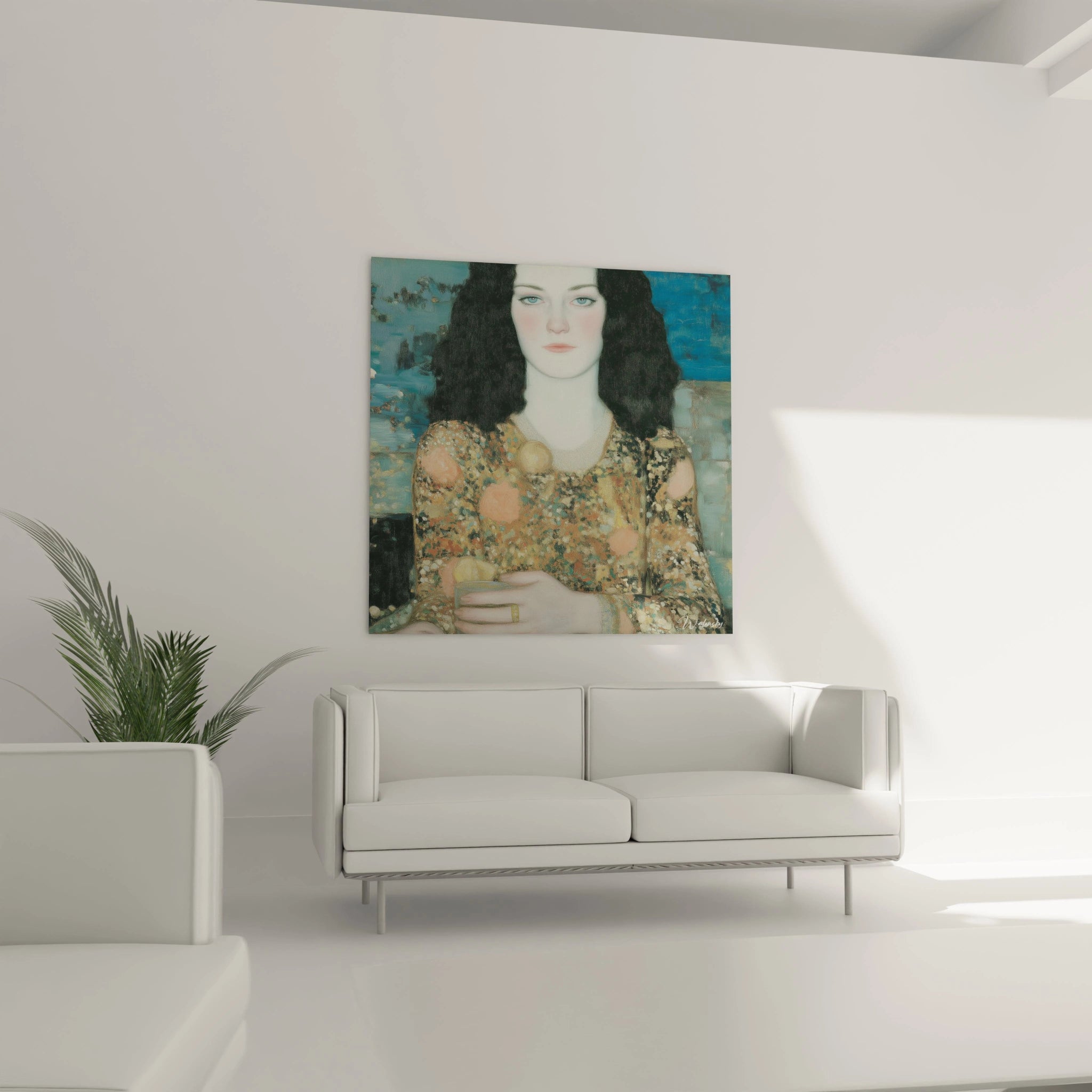 Tableau mural Walensky tableau femme symboliste aux cheveux noirs et robe dorée accroché au dessus du canapé blanc minimaliste