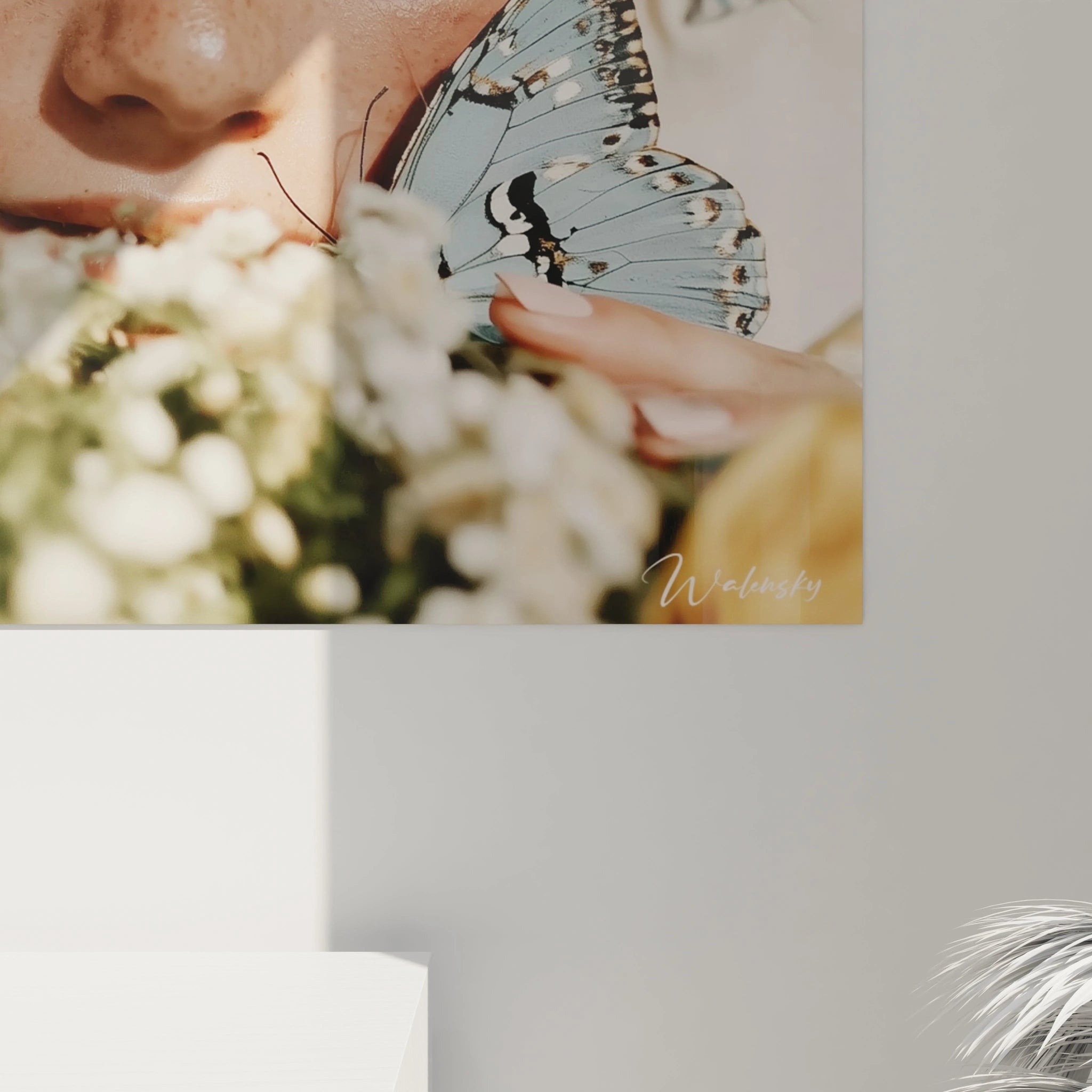 tableau femme papillon Walensky gros plan visage féminin avec papillon bleu posé près de fleurs