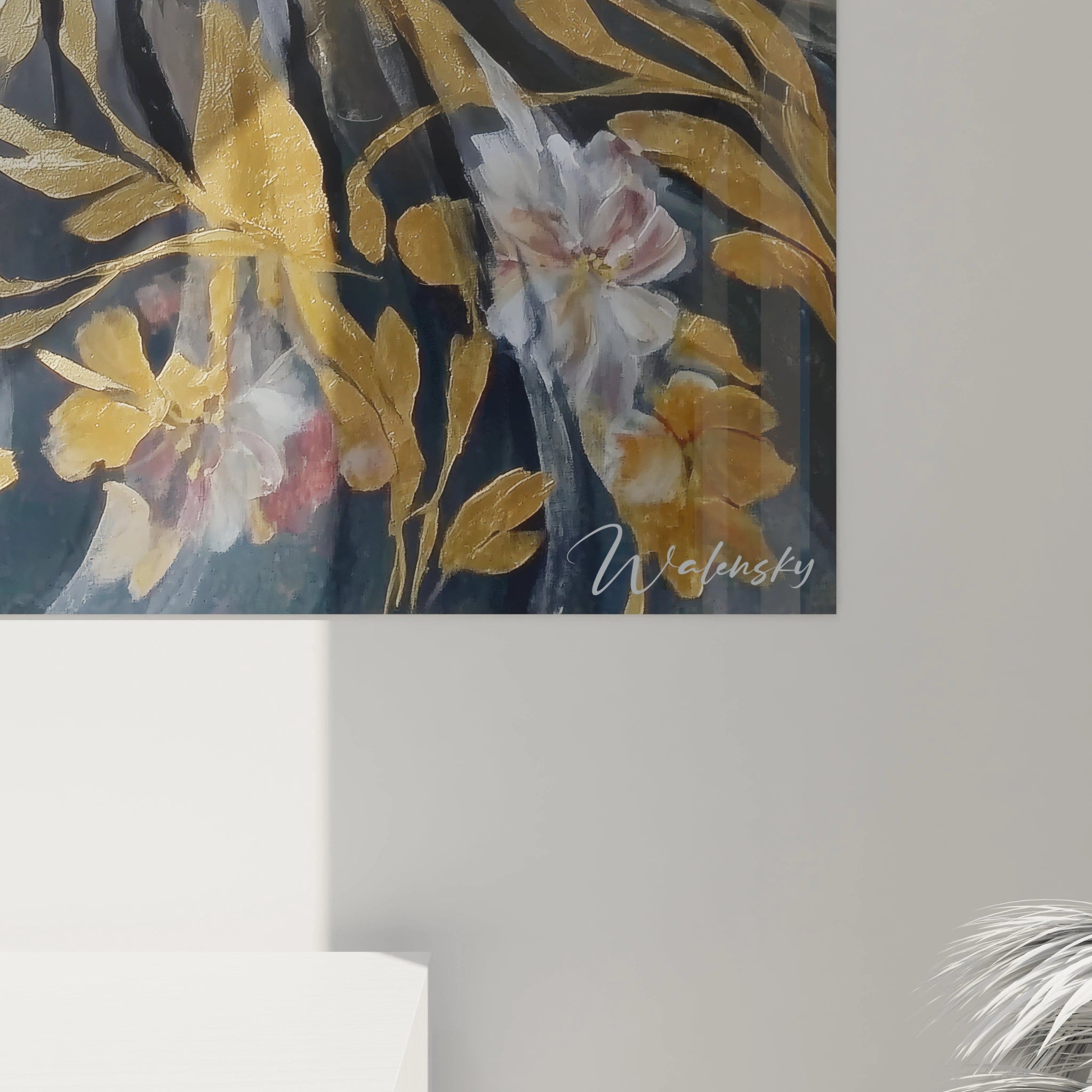 Tableau femme art floral de Walensky avec des motifs floraux en or et rose sur fond sombre