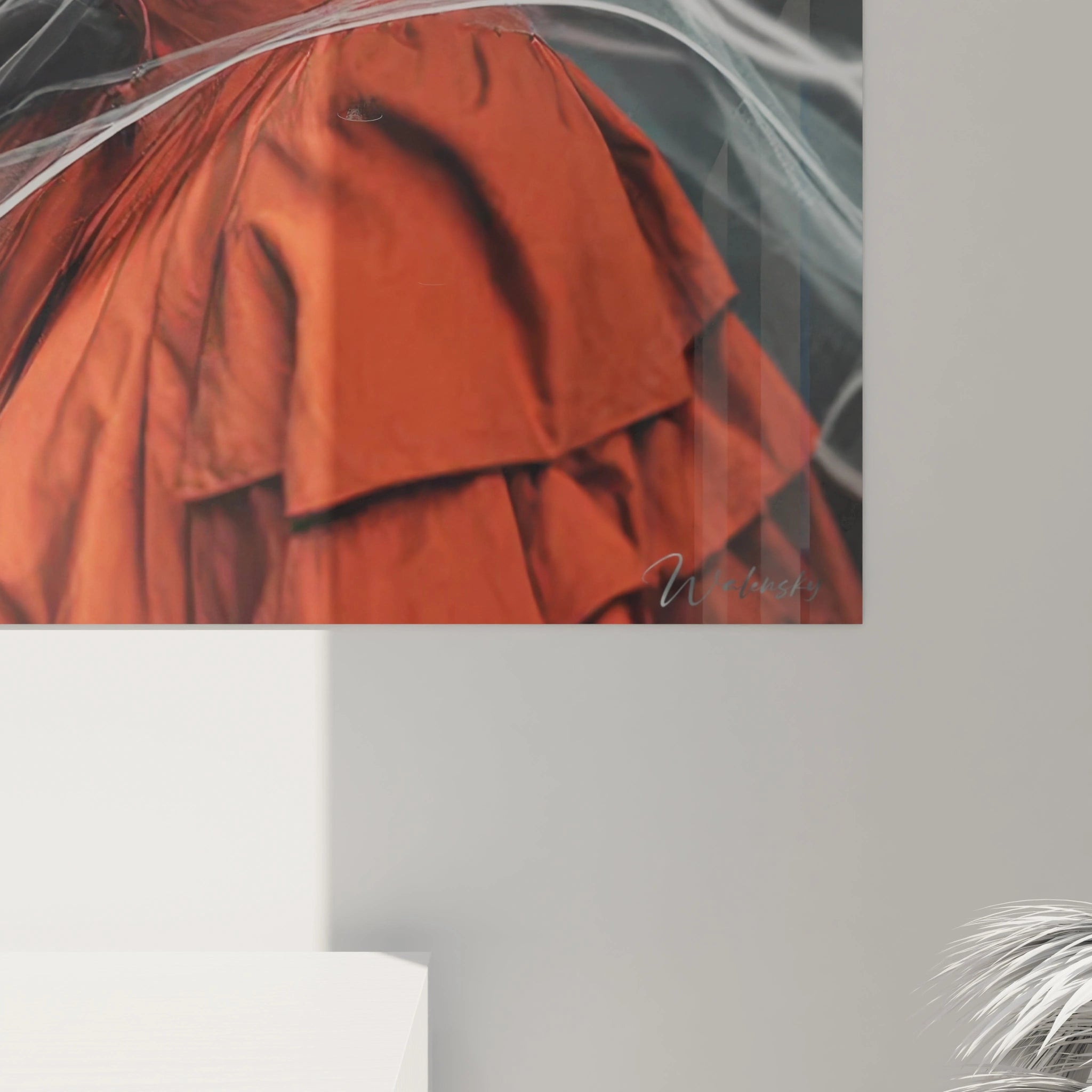 Tableau mural illustration mode femme avec une femme élégante en robe orange sur fond abstrait