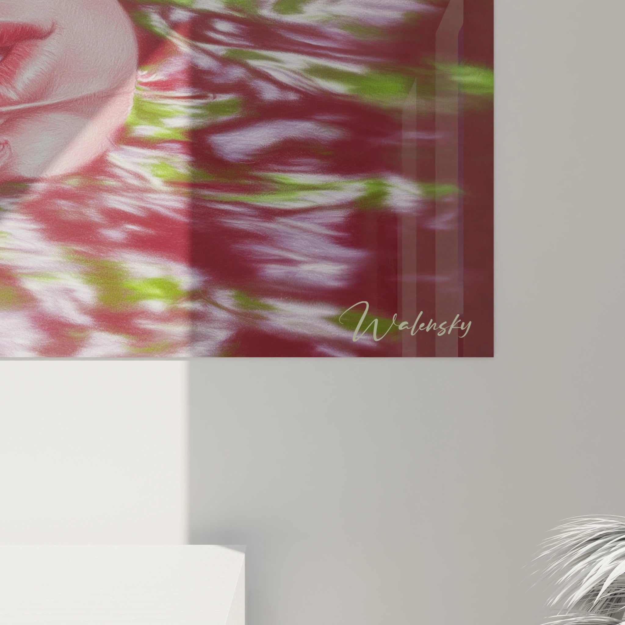 Walensky tableau femme hyperréalisme mural gros plan visage féminin et motifs rouges verts avec signature