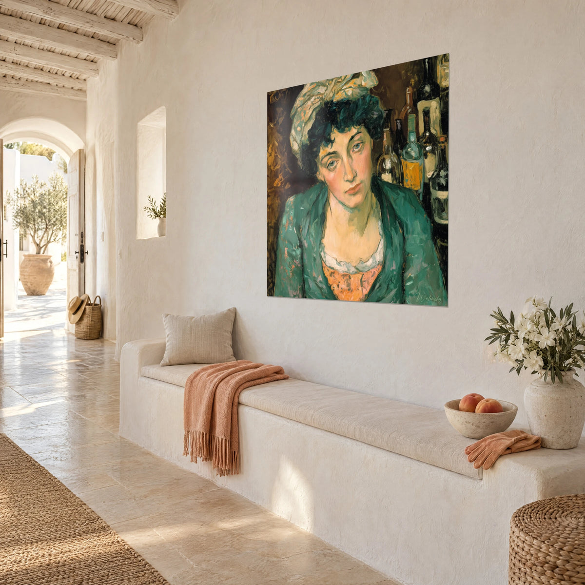 Tableau buste féminin aux boucles noires bleutées, regard las, camisole orange, mur blanc et banquette en vue de trois-quarts