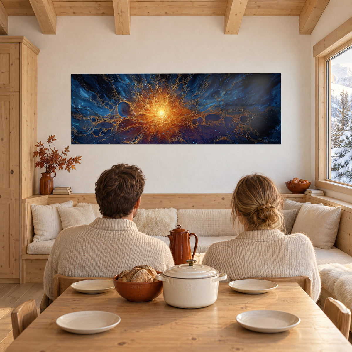 Cuadro galaxia en fusión, núcleo amarillo luminoso rodeado de burbujas azules, frente a una mesa de chalet de madera clara con sus platos