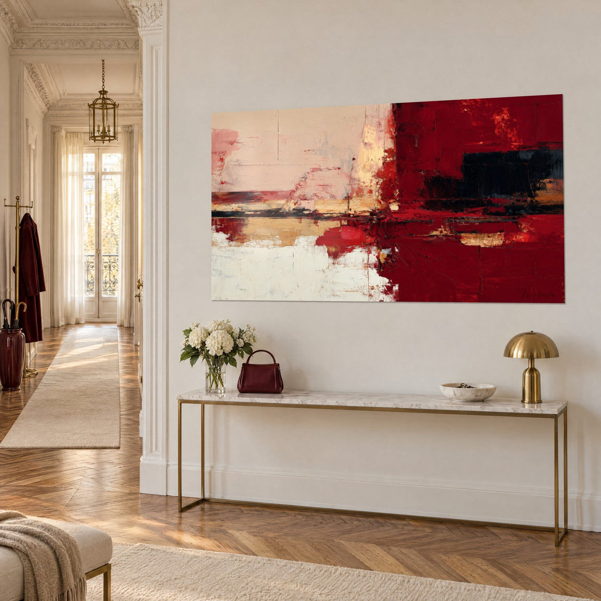Tableau composition bordeaux et ivoire en pâte épaisse, bande ocre dorée, vue de trois-quarts sur mur blanc haussmannien