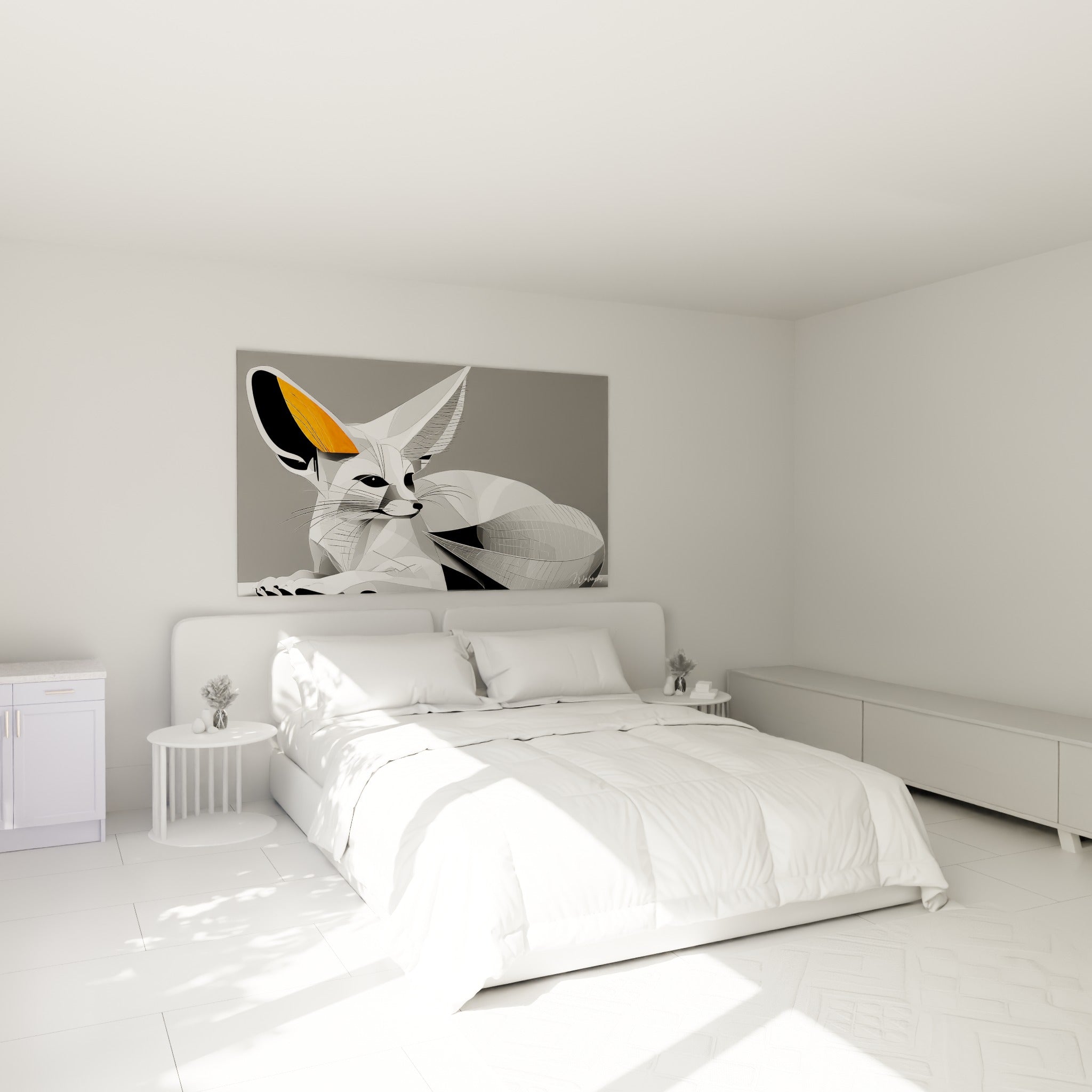 Regard intense du fennec gris et blanc, oreille orangée, accroché au-dessus d'un lit dans une chambre claire