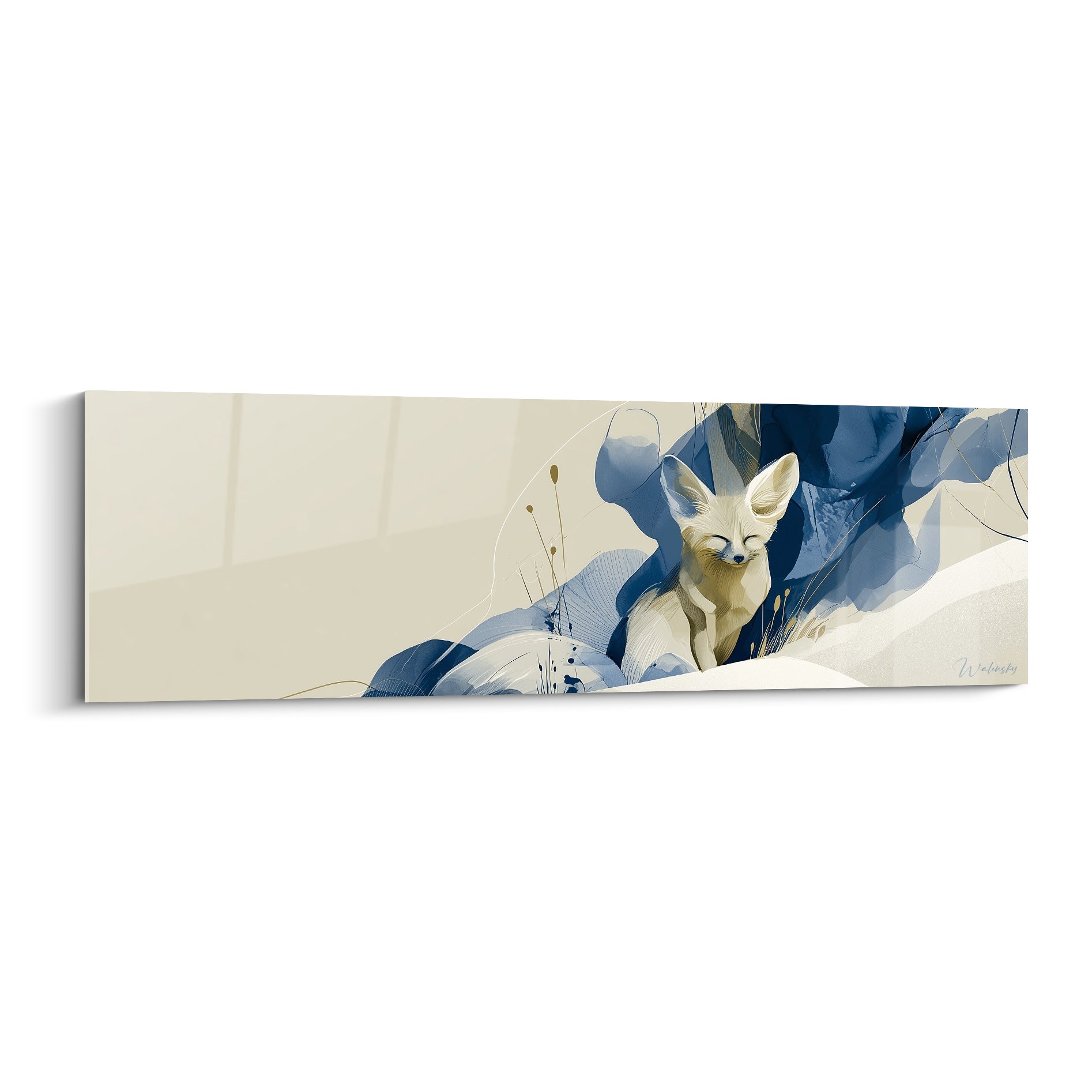 Fennec beige aux yeux clos, oreilles dressées, cerné de volutes bleu marine et dorées