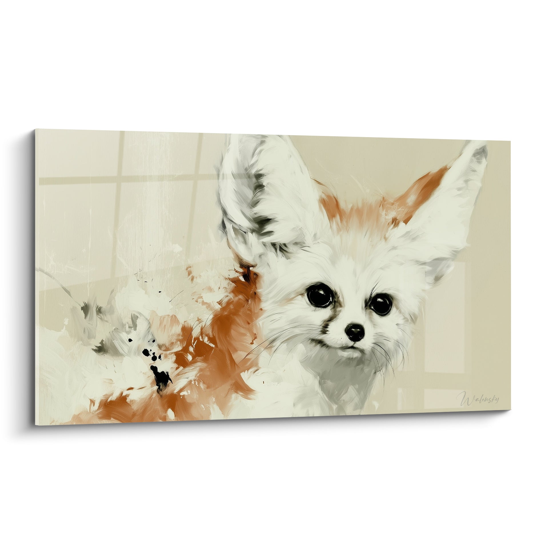 Fennec au pelage blanc et oreilles rousses, regard noir intense sur fond beige sablonneux