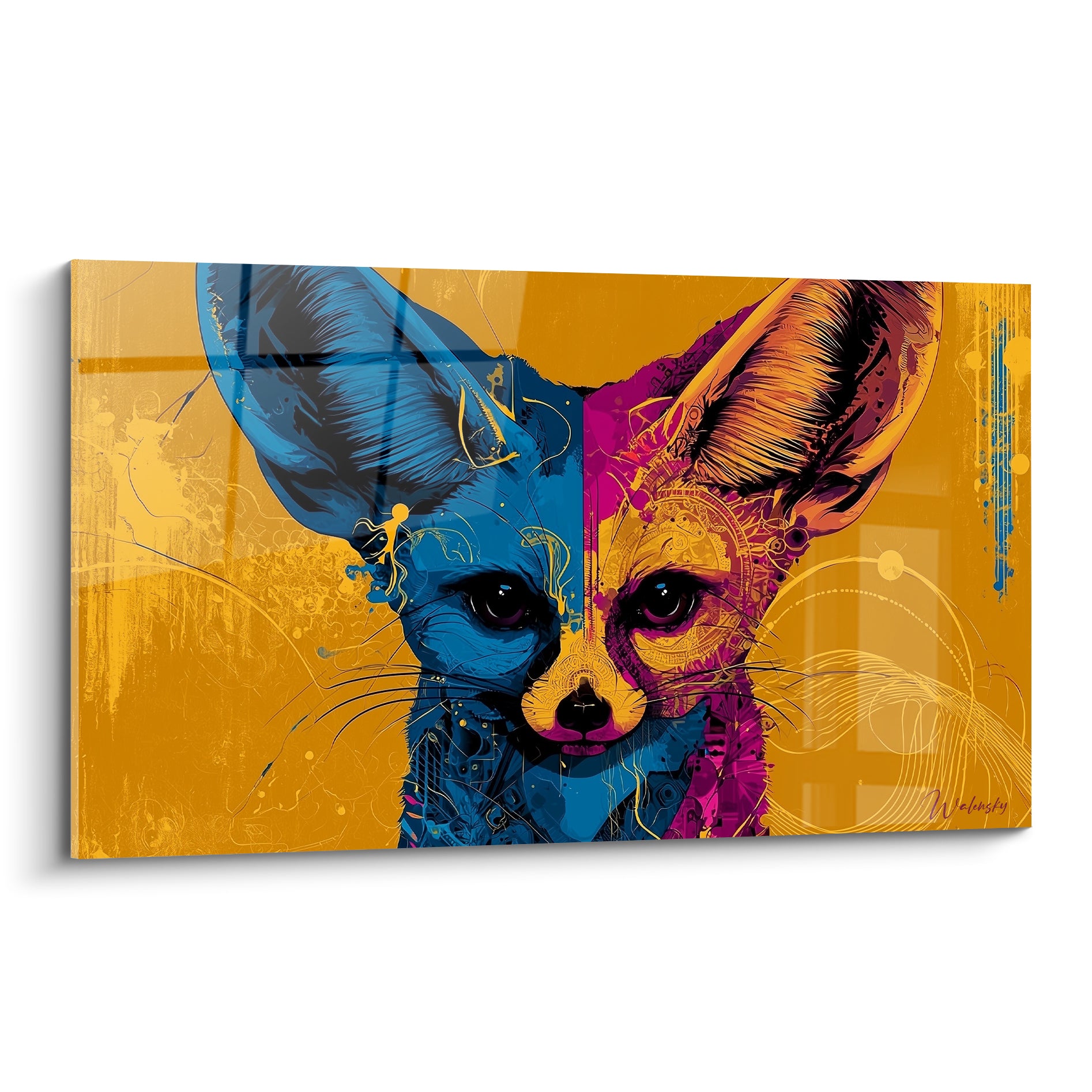 Fennec au visage bicolore bleu et magenta, regard intense sur fond ocre doré texturé