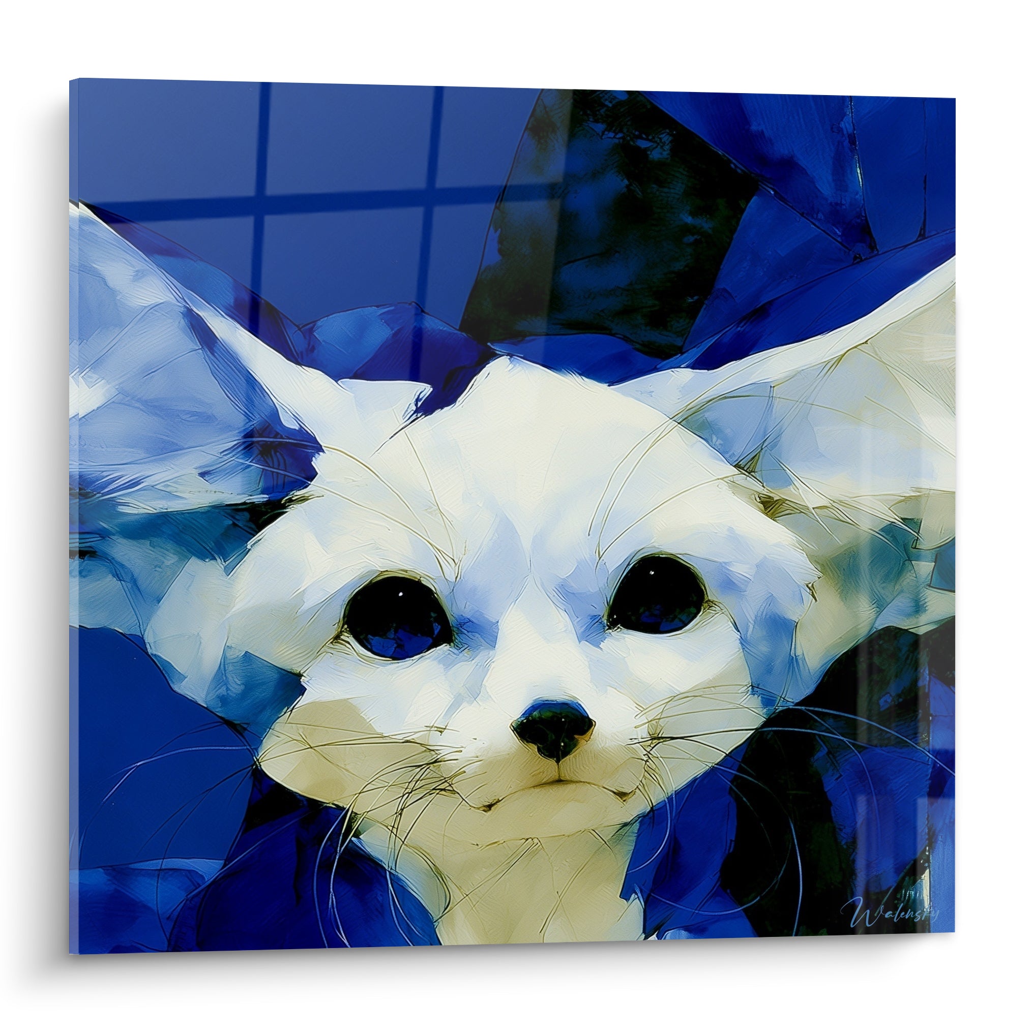 Fennec blanc aux oreilles déployées sur fond bleu marine fracturé, regard noir intense