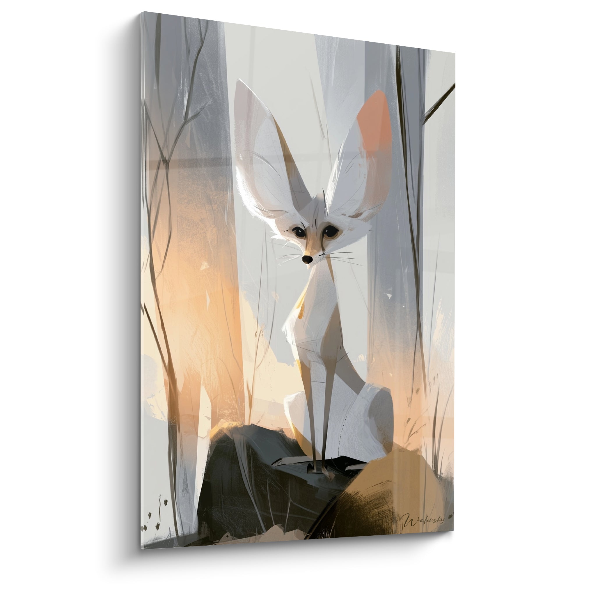 Fennec blanc aux oreilles pêche dressées, posture vigilante devant un fond gris et doré
