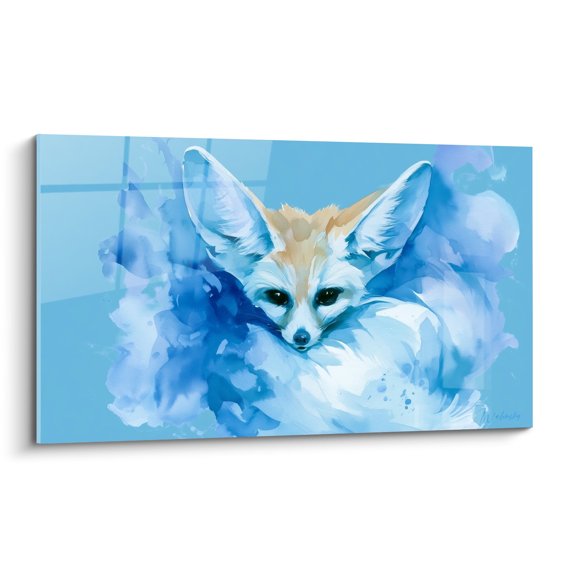 Fennec au regard noir intense, fourrure beige et blanche, fond bleu marine en aquarelle fluide