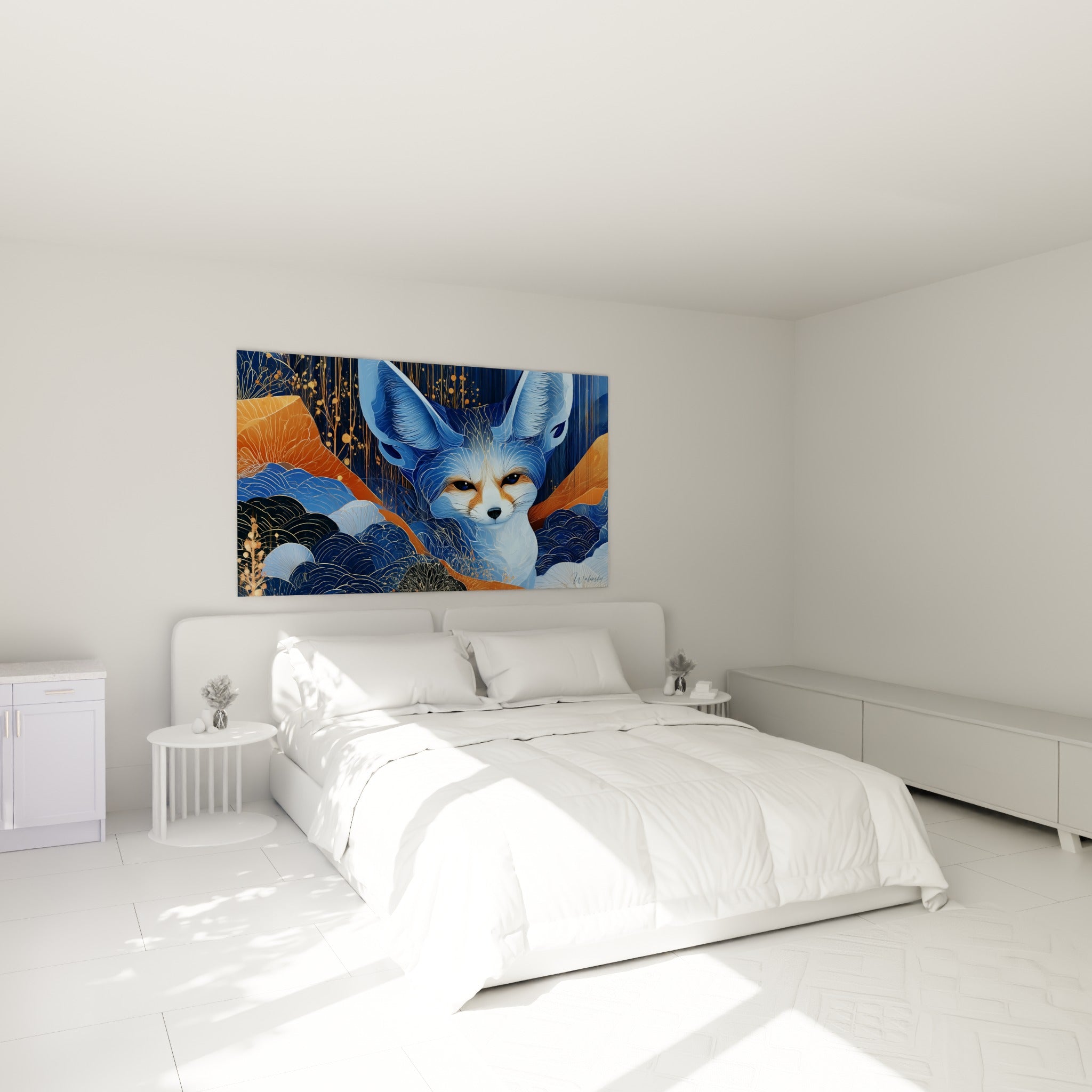 Petit renard du désert aux teintes bleu marine et terracotta, au-dessus d'un lit dans une chambre claire