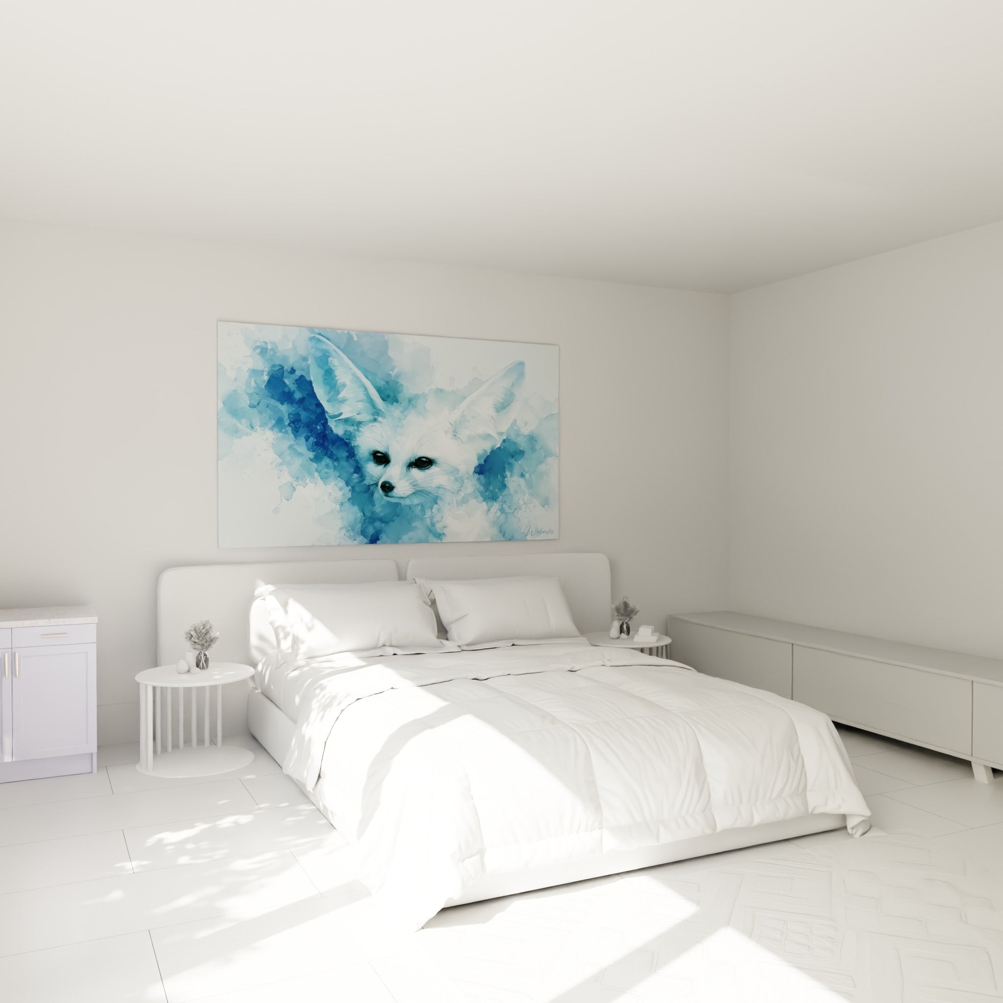 Museau noir et oreilles dressées du fennec bleu pastel au-dessus d'un lit dans une chambre claire