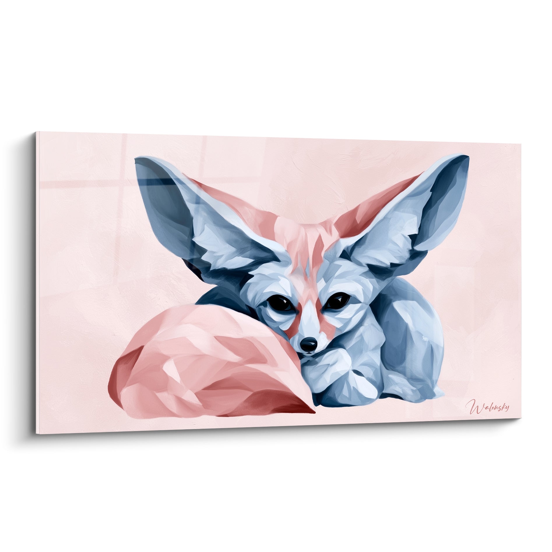 Fennec bleu poudré aux grandes oreilles blotti contre une dune rose terracotta