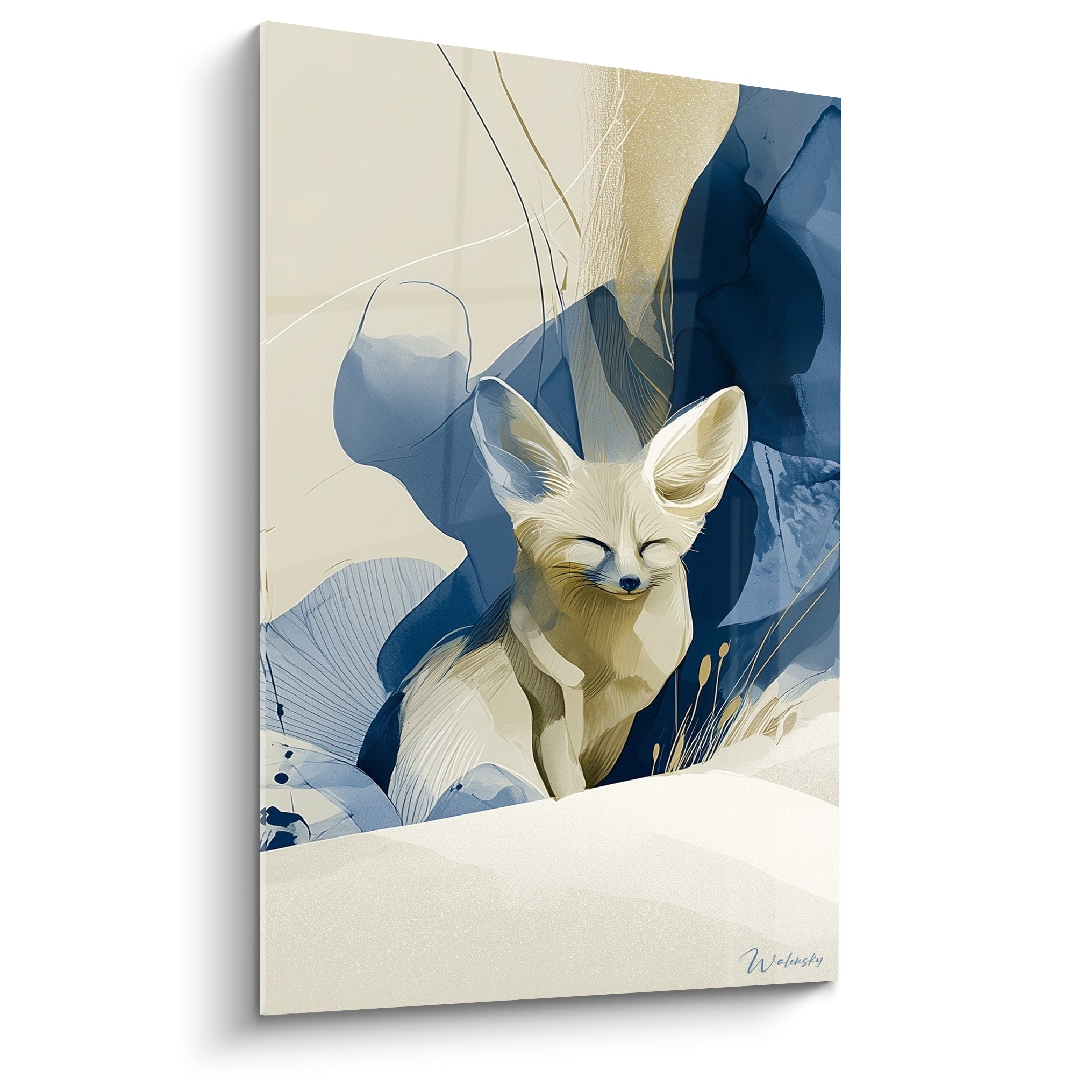 Fennec crème aux oreilles dressées, yeux clos, entouré de formes bleu marine et dorées