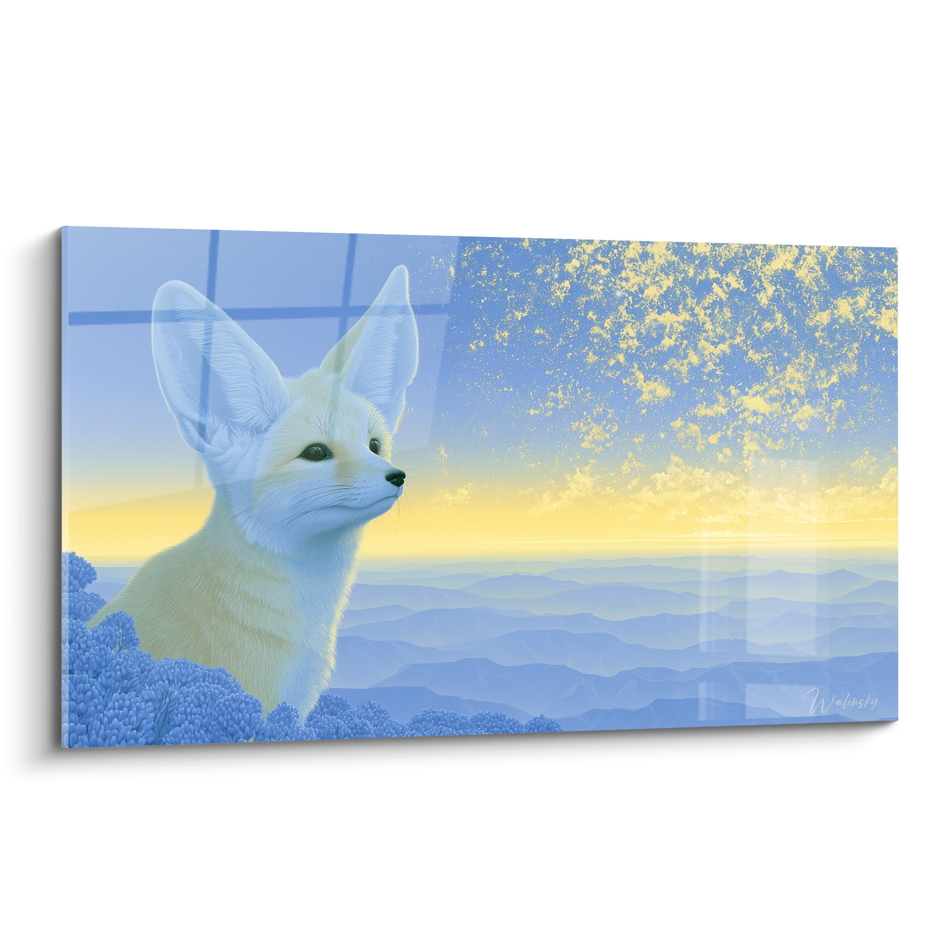 Fennec crème aux grandes oreilles, regard doux face à un ciel bleu et doré étoilé