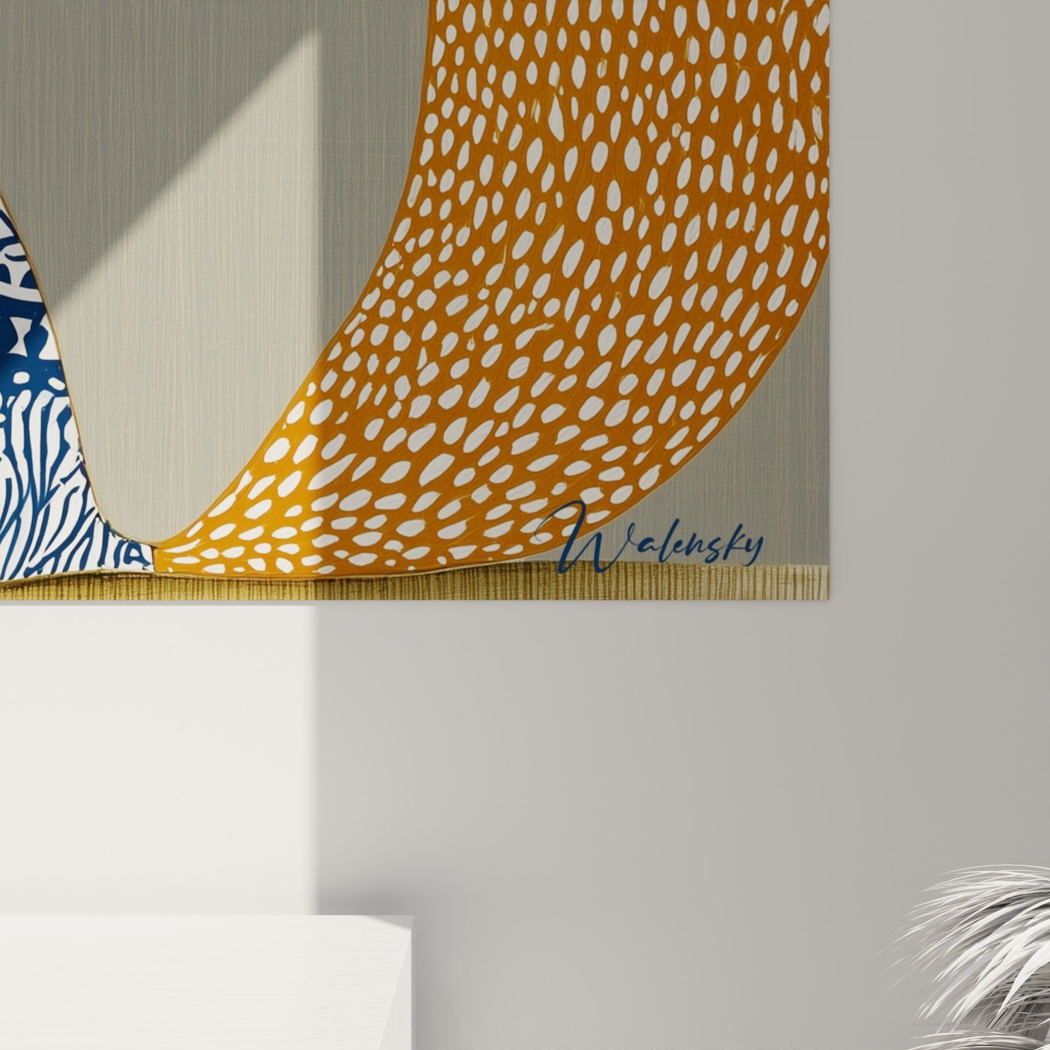 Détail du pelage ocre et des arabesques bleu marine du fennec, grain fin et traits noirs précis à l'impression