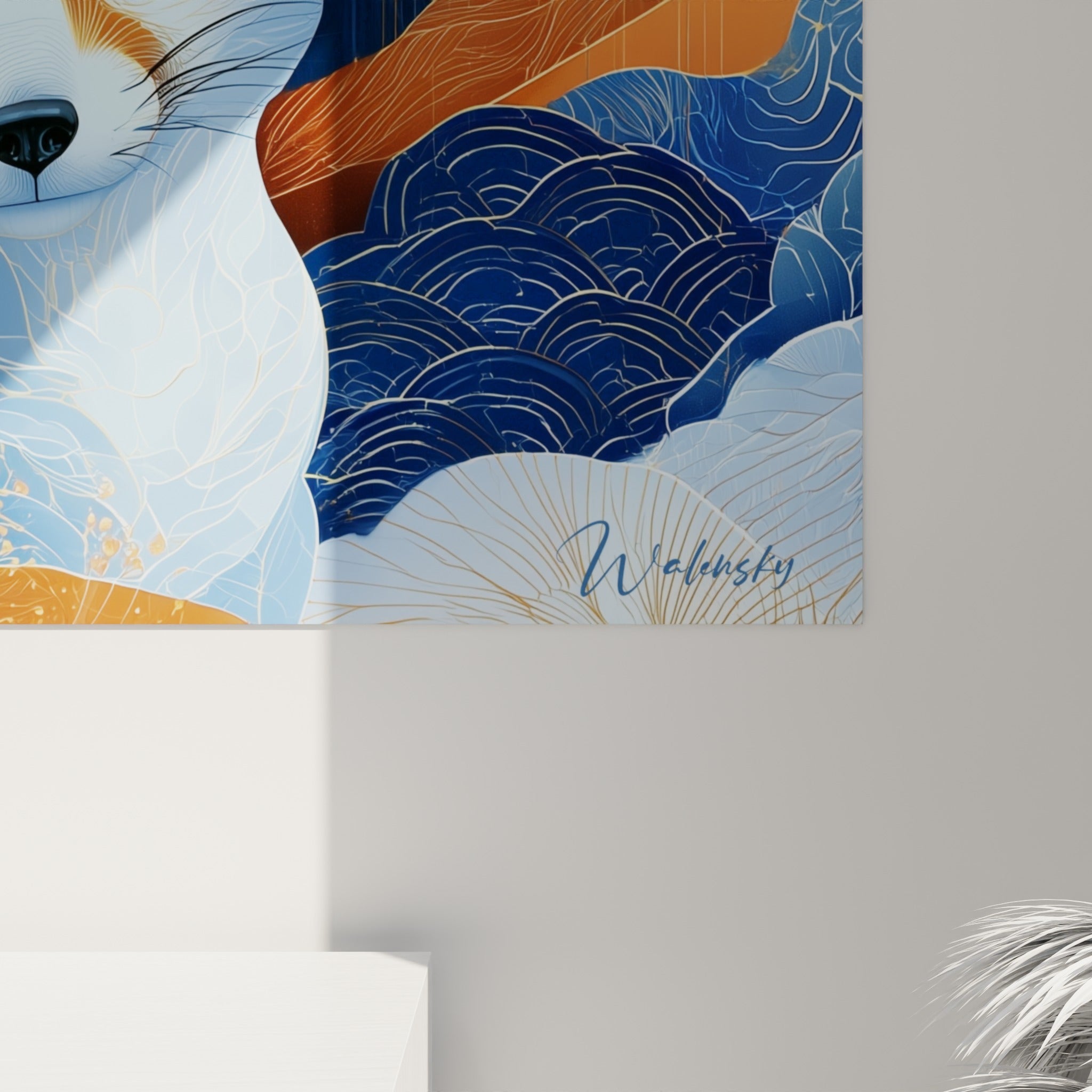 Détail des lignes dorées et empâtements bleu nuit sur le pelage du fennec accroché au mur