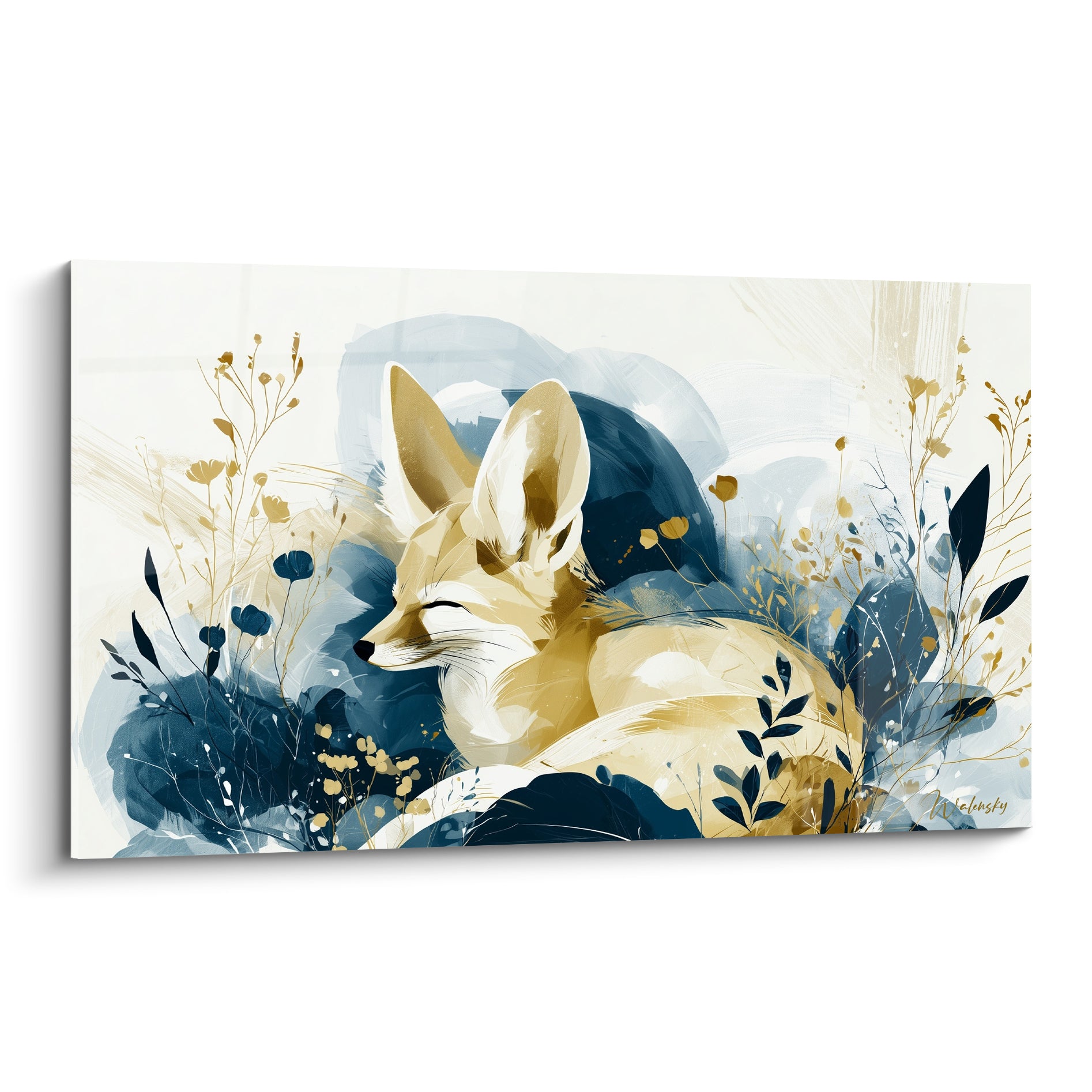 Fennec doré recroquevillé sur fond bleu marine, entouré de fleurs et feuillages stylisés dorés