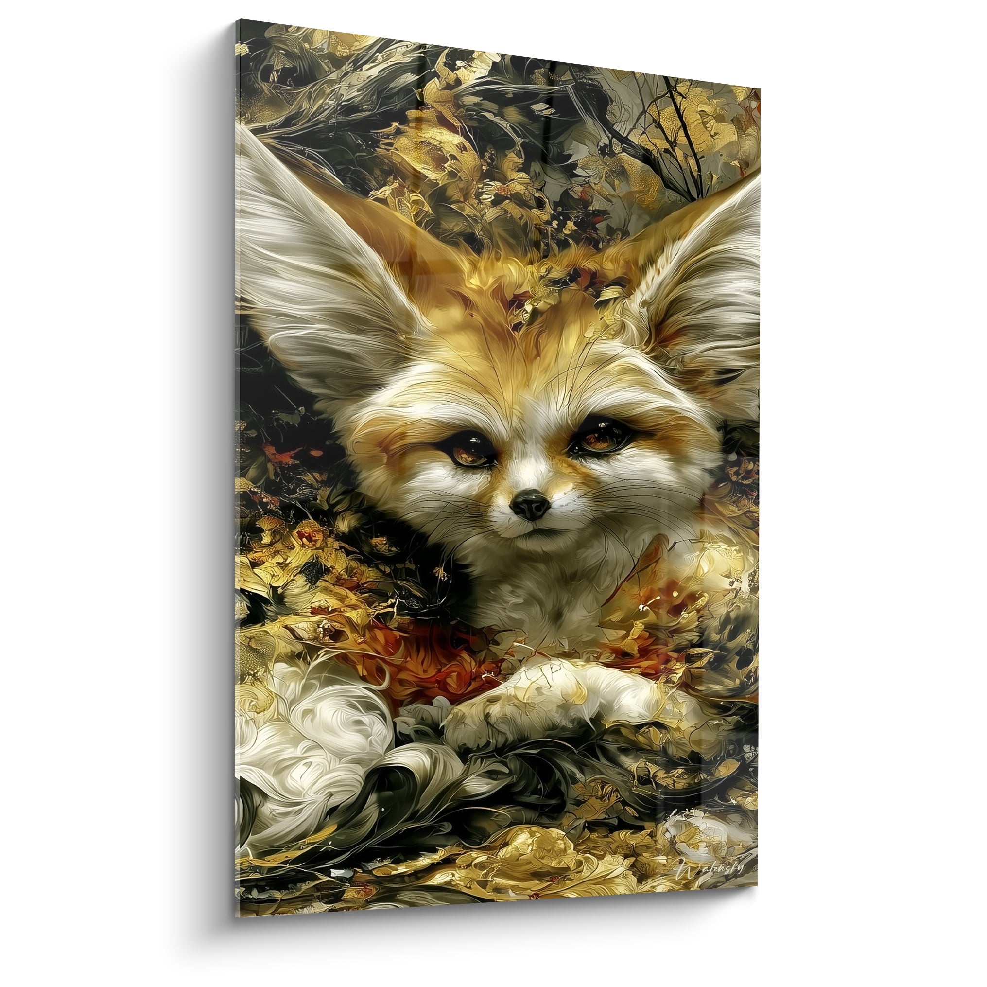 Fennec au pelage doré et blanc, regard ambré perçant entre feuillages ocre et anthracite
