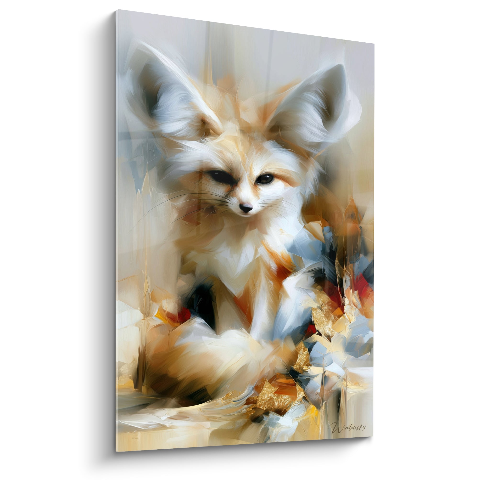Fennec doré et blanc assis, regard sombre intense, fond flouté bleu ardoise et rouge