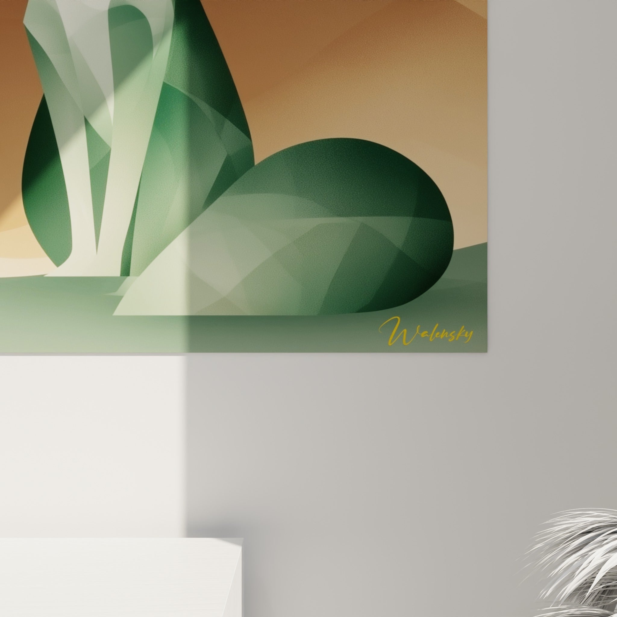 Facettes géométriques vert sauge et beige du fennec, grain de l'impression visible sur la toile accrochée