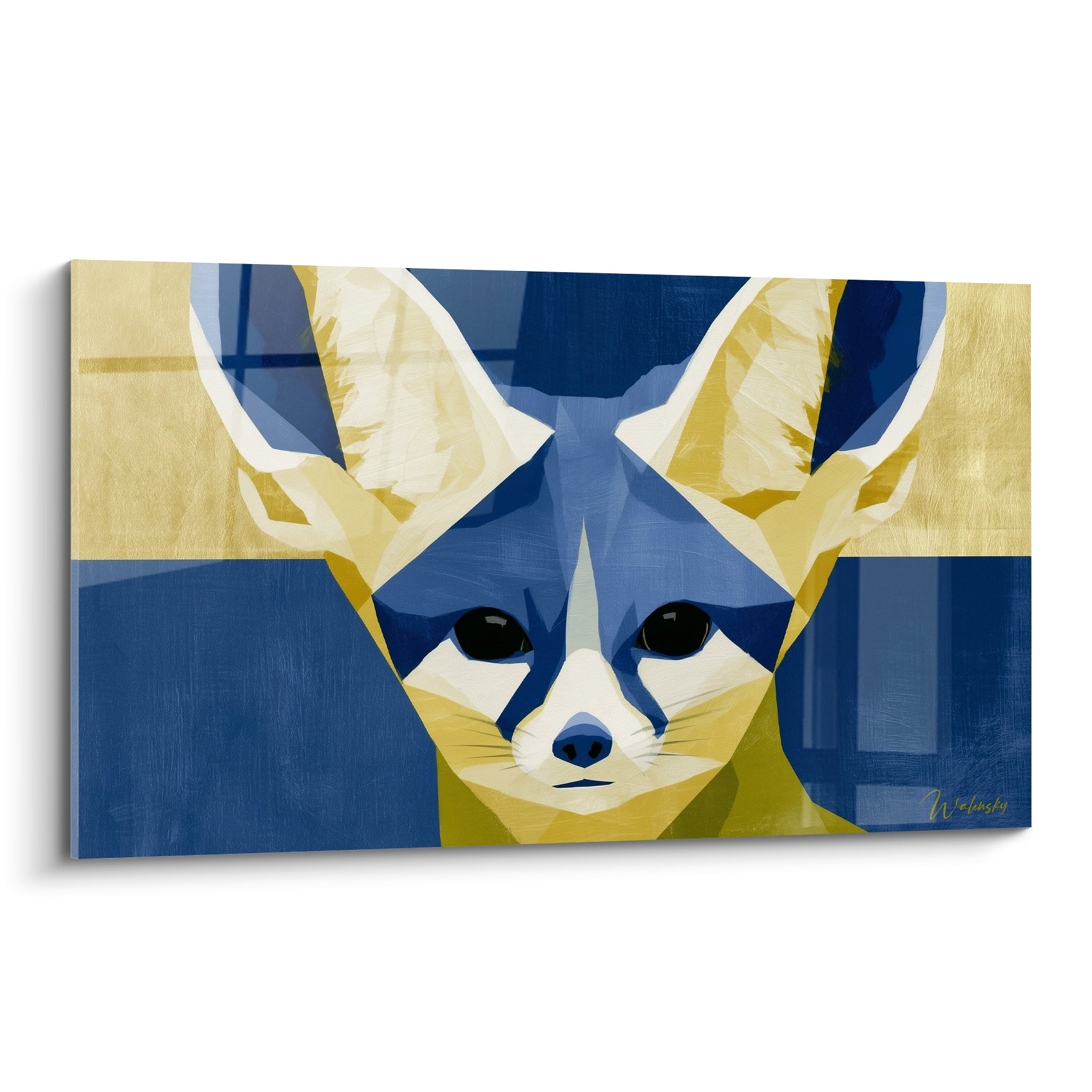 Fennec au regard noir intense, oreilles dorées et fond bleu marine géométrique fragmenté