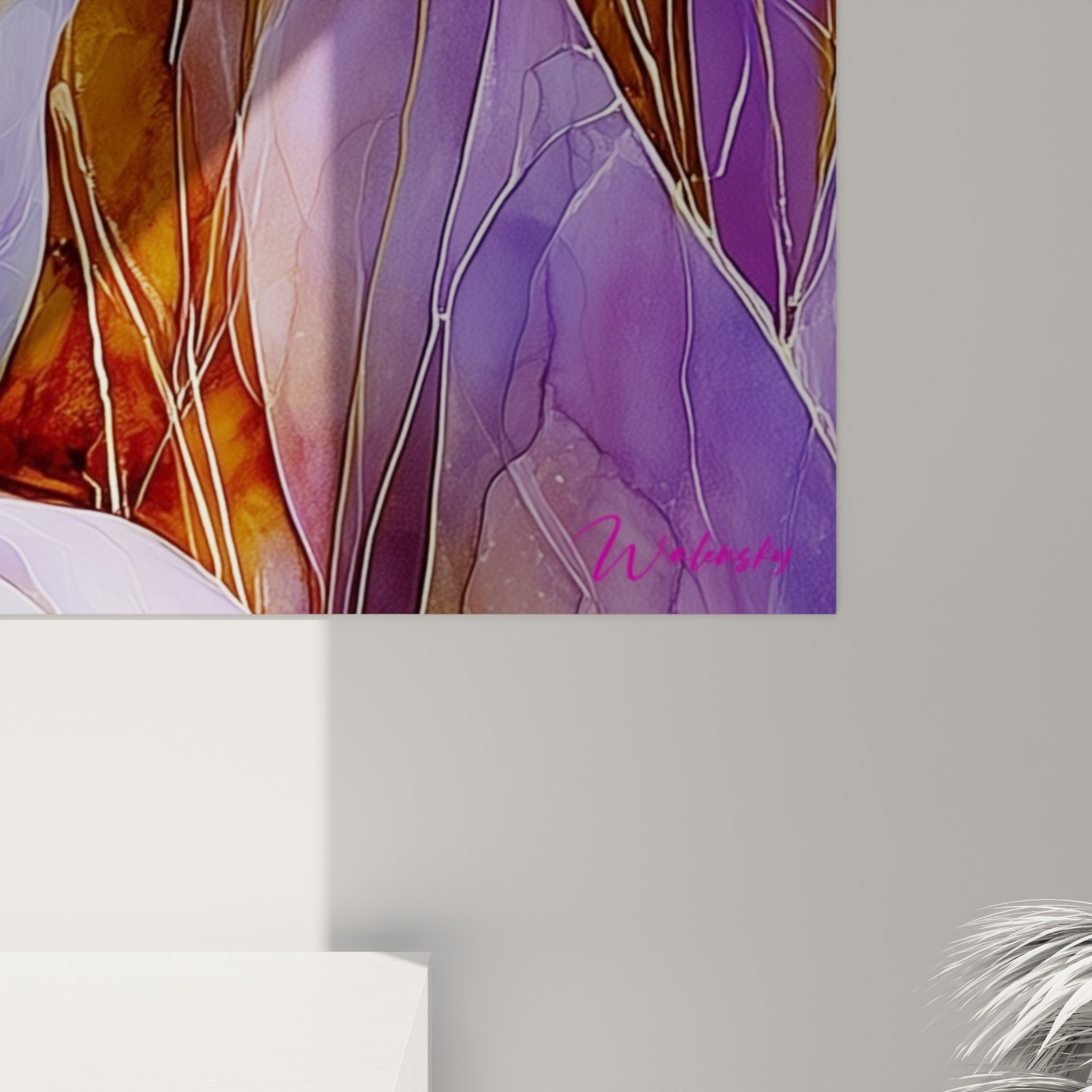 Grain fin de la toile fennec révélant lignes dorées, coulures violettes et empâtements délicats