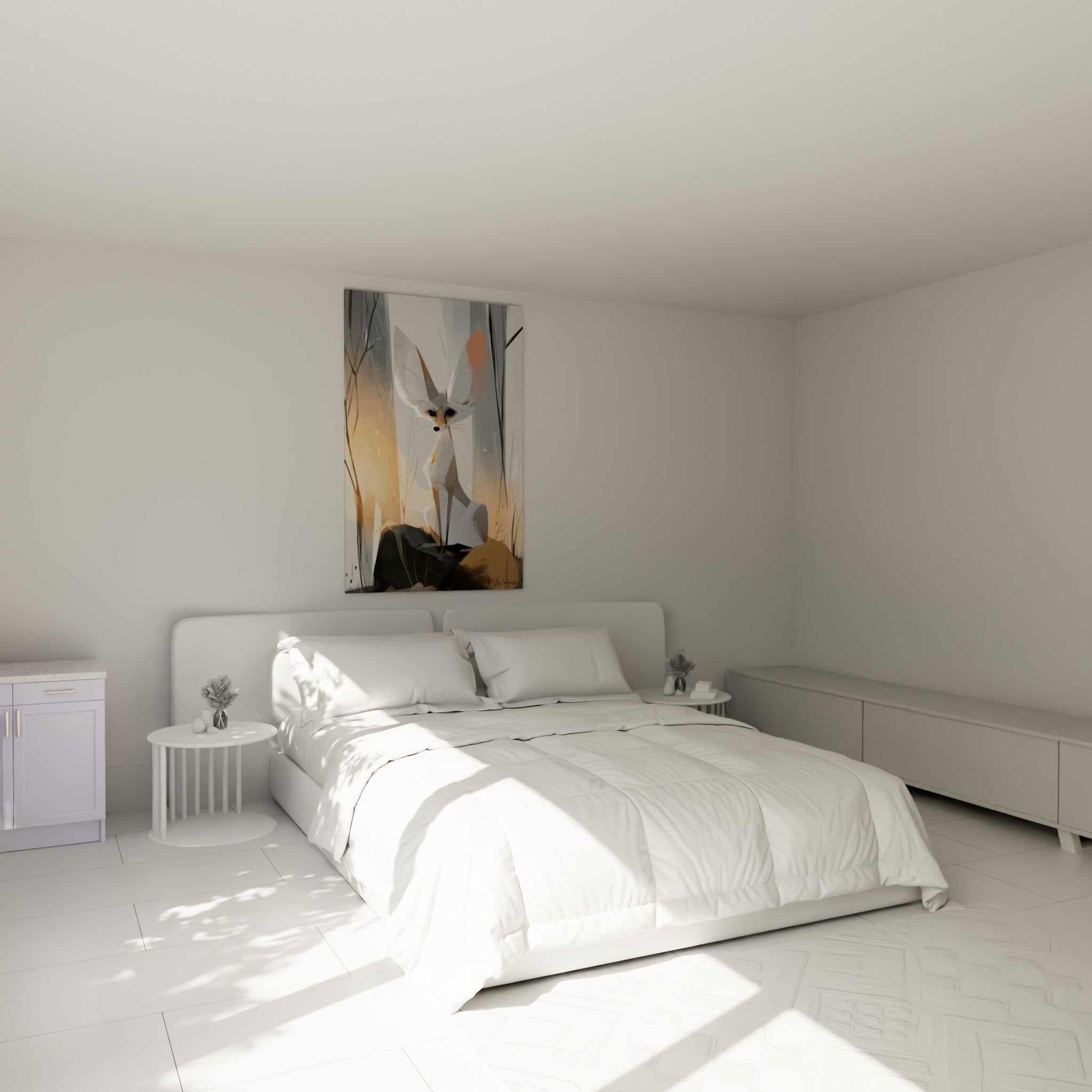 Regard sombre du fennec blanc et gris capté au-dessus d'un lit dans une chambre claire