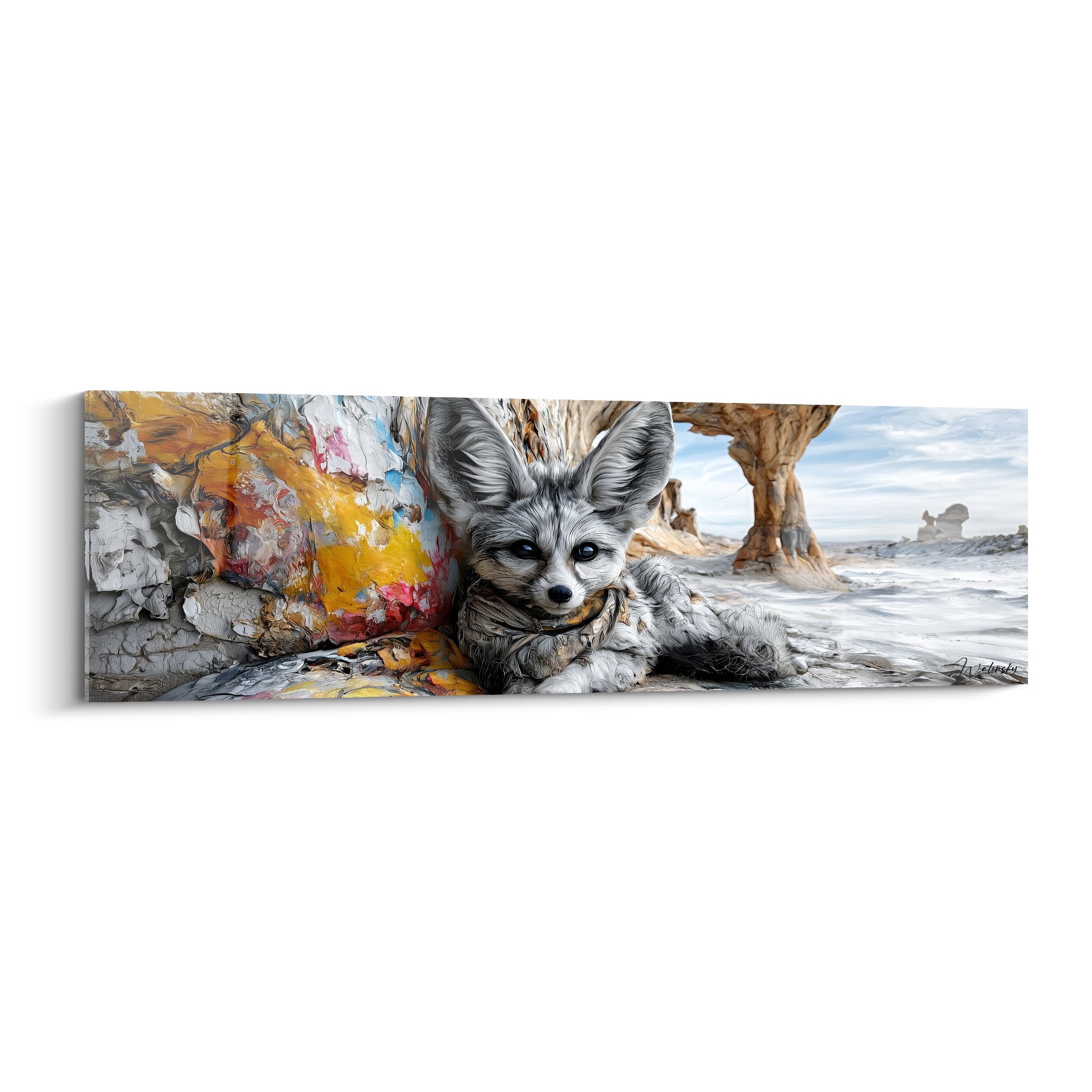 Fennec gris couché contre une roche ocre et jaune, regard perçant, désert blanc en arrière-plan