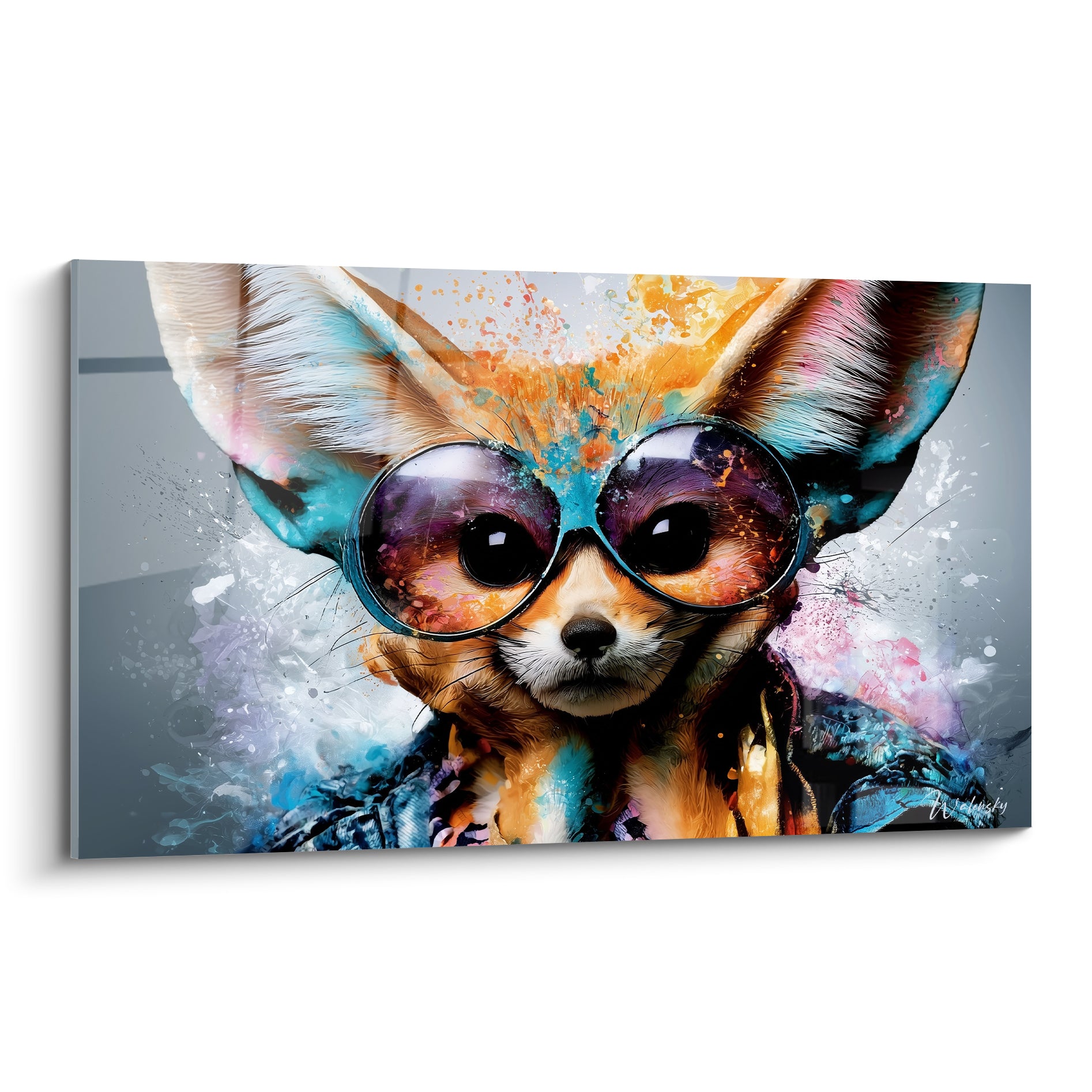 Fennec ocre aux lunettes rondes violettes, cerné d'éclaboussures turquoise et roses sur fond gris.