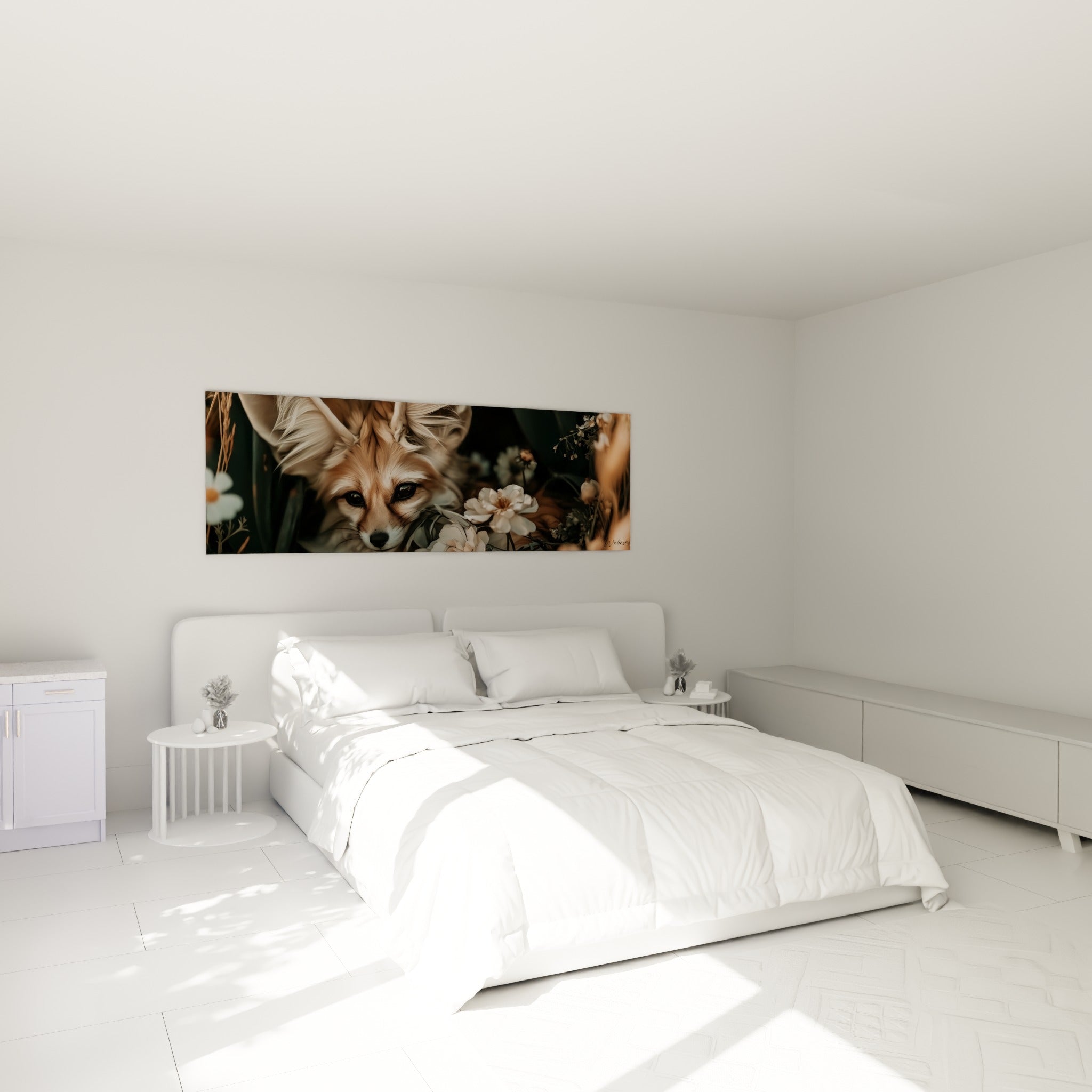 Museau et oreilles dorées du fennec parmi les fleurs blanches, au-dessus d'un lit dans une chambre claire