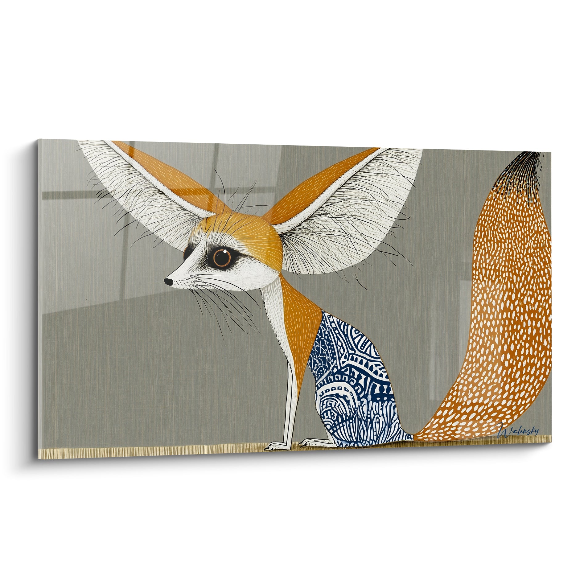 Fennec assis de profil, oreilles dressées ocre et blanc, corps orné de motifs bleu marine sur fond gris