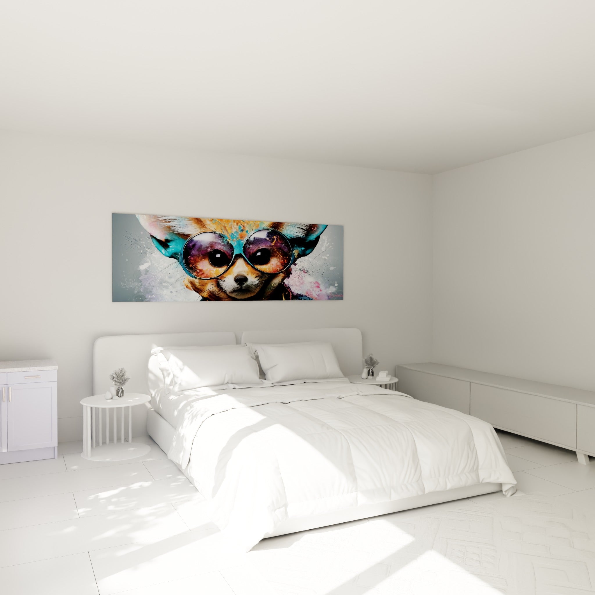 Museau de fennec bordé d'orange et de turquoise, accroché au-dessus d'un lit dans une chambre claire