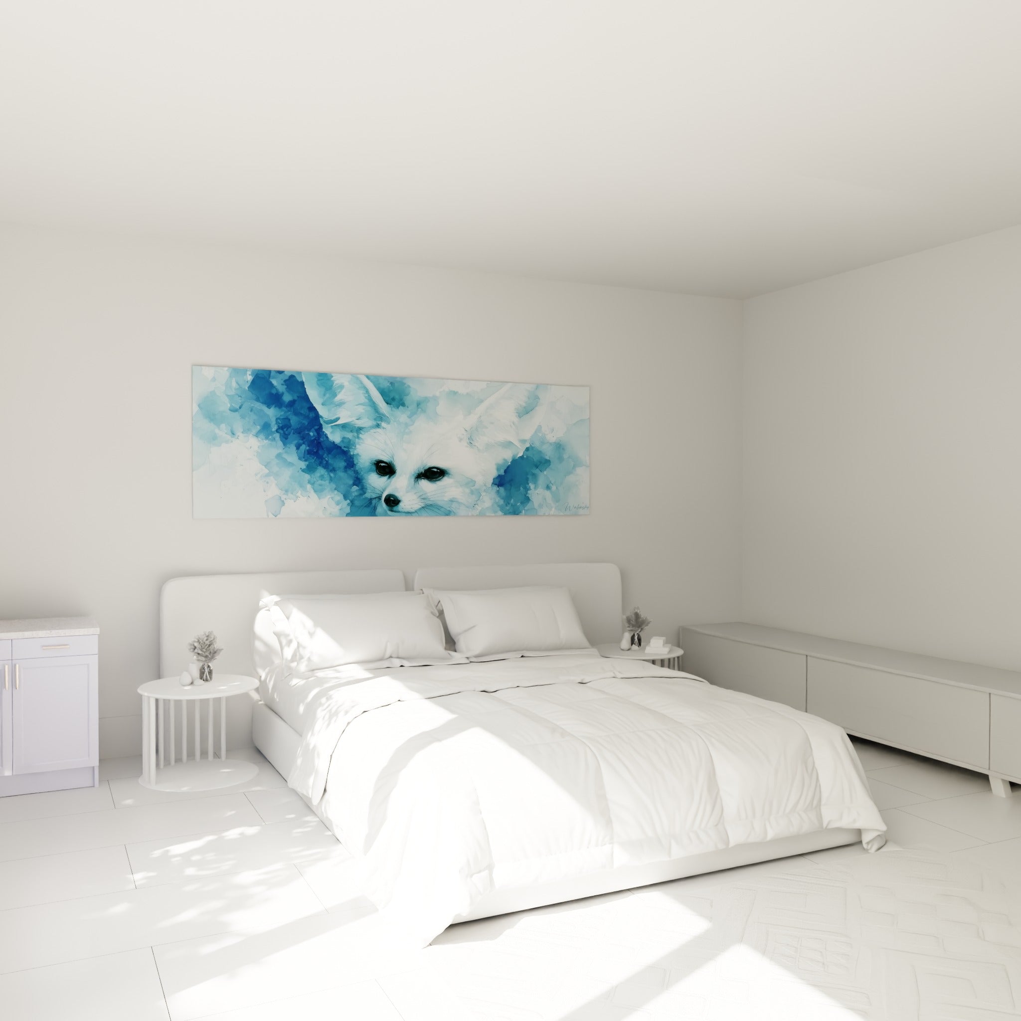 Grandes oreilles blanches du fennec se détachant sur fond bleu pastel, au-dessus d'un lit dans une chambre claire.