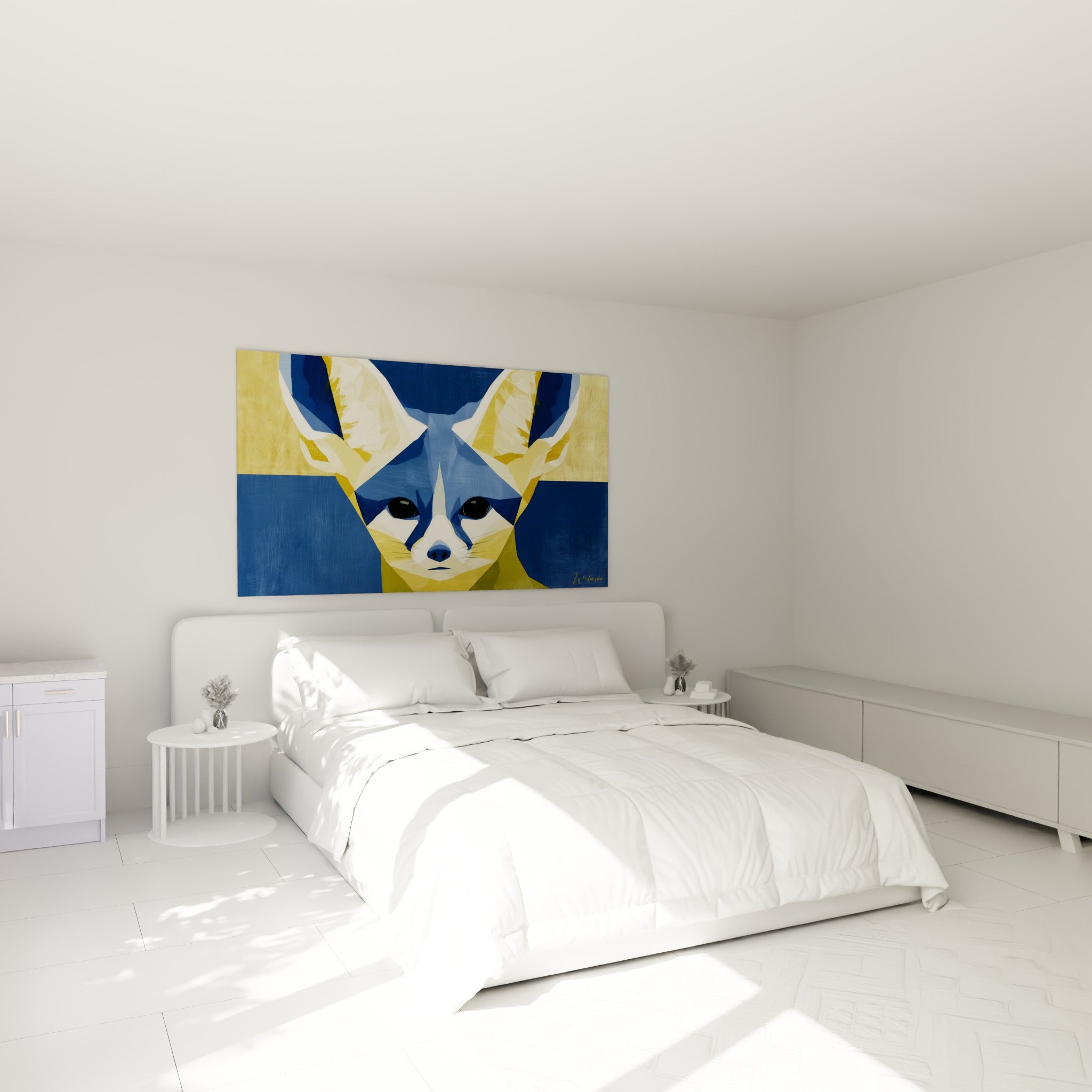Oreilles dorées démesurées de ce fennec bleu marine, accrochées au-dessus d'un lit dans une chambre claire