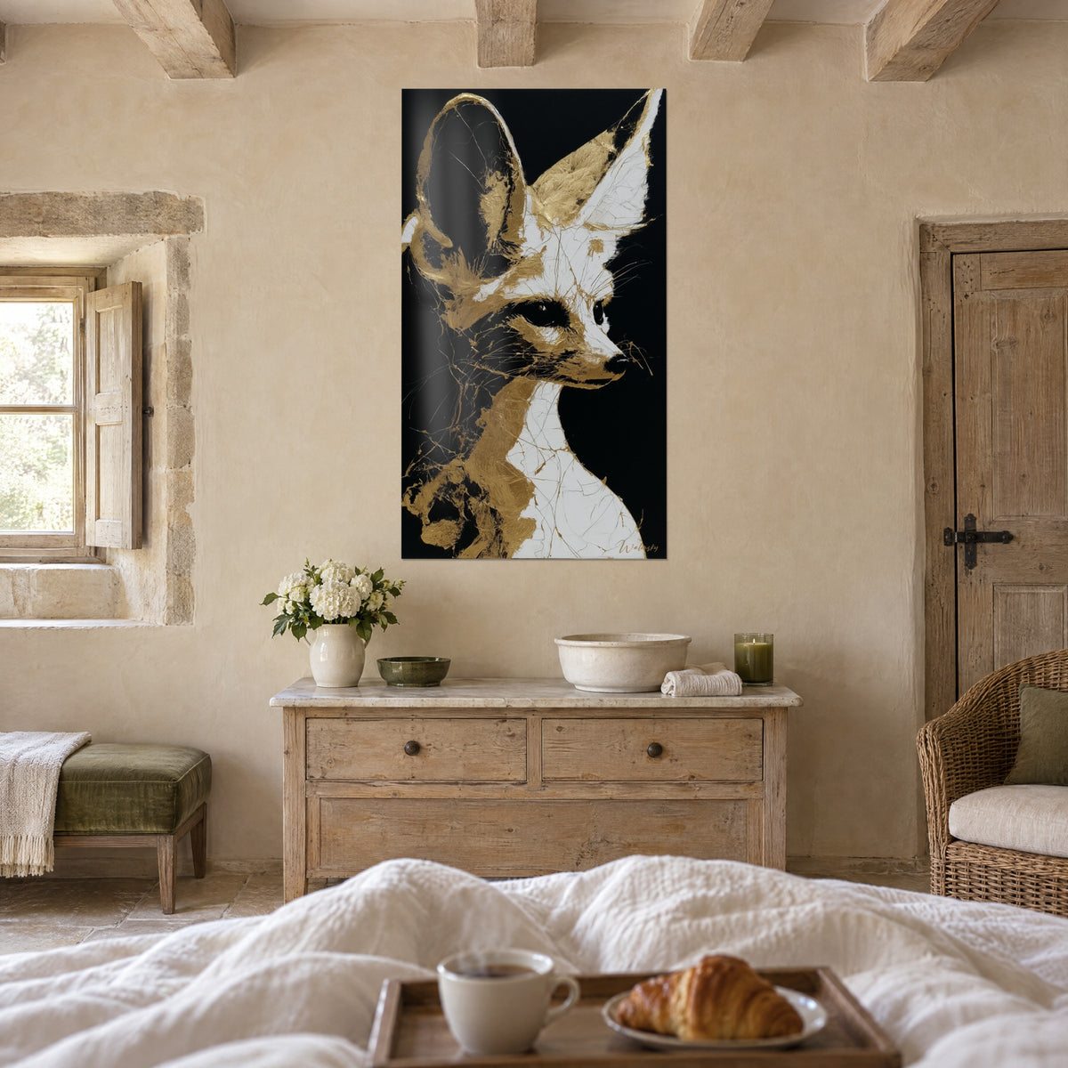 Cuadro retrato de fennec, grandes orejas de pan de oro y pelaje blanco craquelado sobre negro, encima de una cama en un dormitorio claro