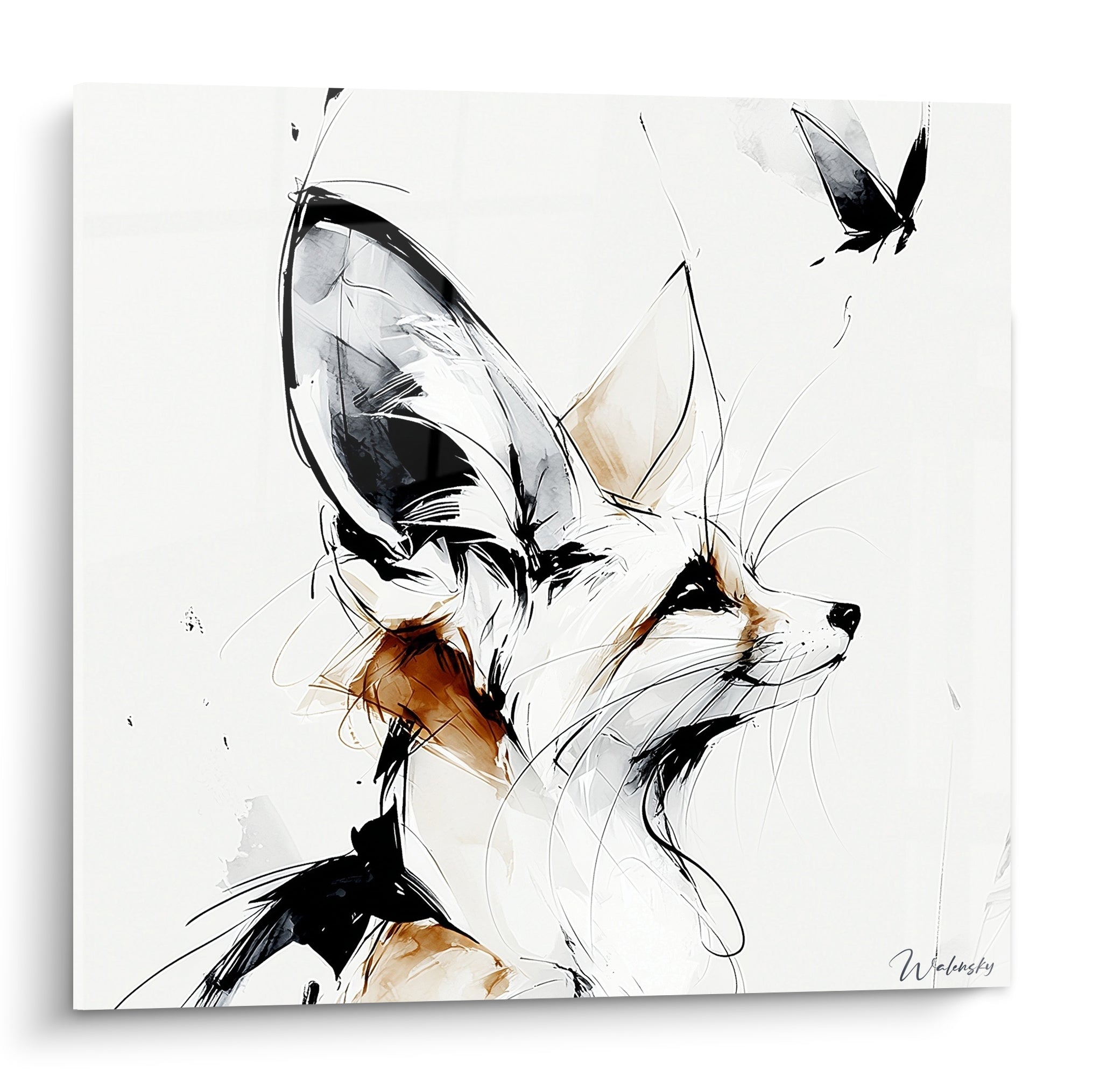 Fennec de profil aux oreilles noires dressées, museau blanc et touches ocre, papillon en vol