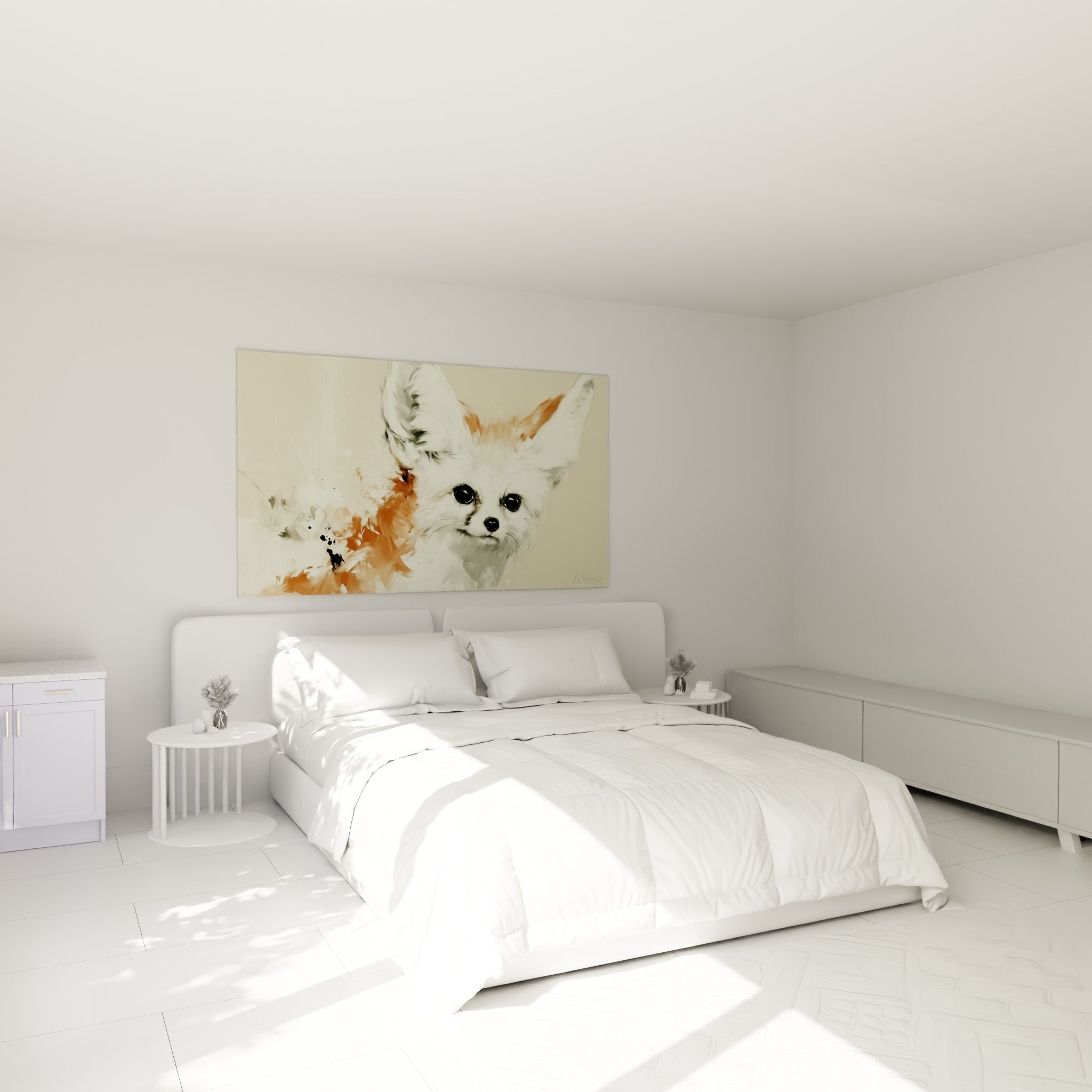 Museau noir du fennec entouré de gris et roux, accroché au-dessus d'un lit dans une chambre claire