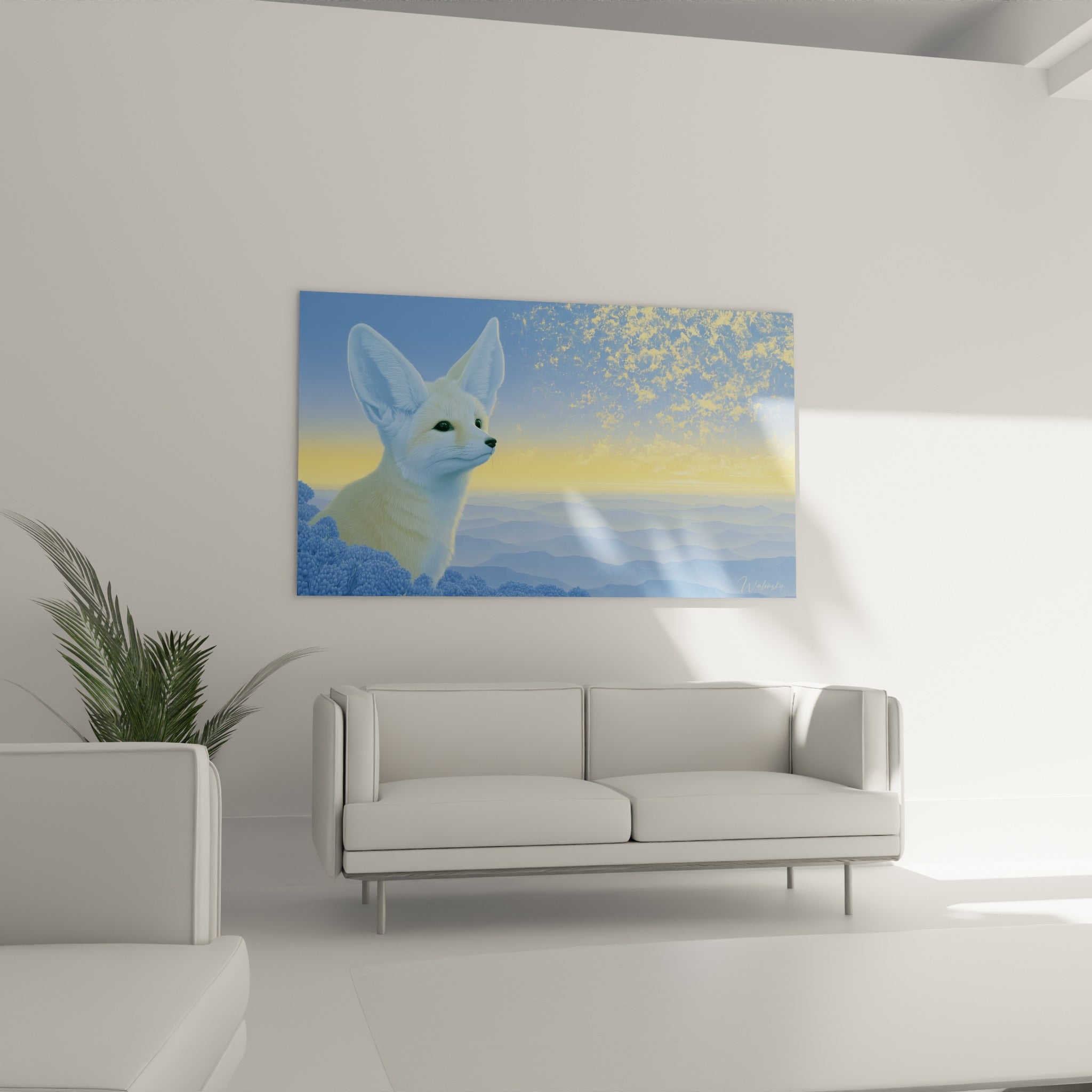 Regard attentif d'un fennec crème sur fond bleu pastel et jaune, au-dessus d'un canapé dans un salon lumineux