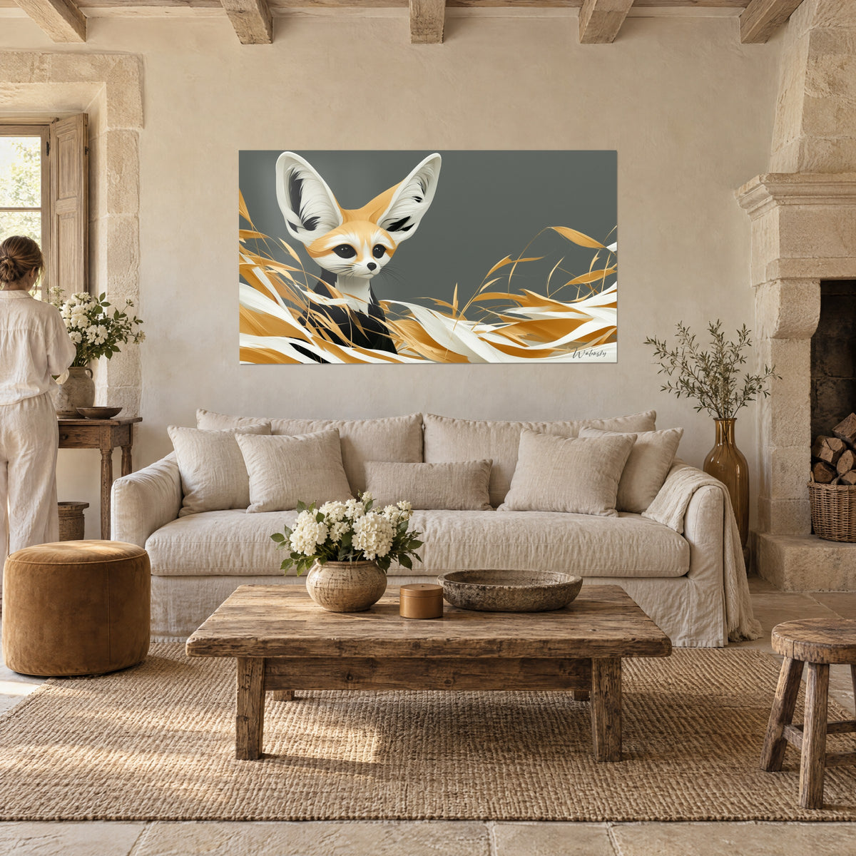 Quadro volpe del deserto con enormi orecchie bianche, erbe dorate e fondo grigio, persone di spalle, sopra un divano in un soggiorno luminoso