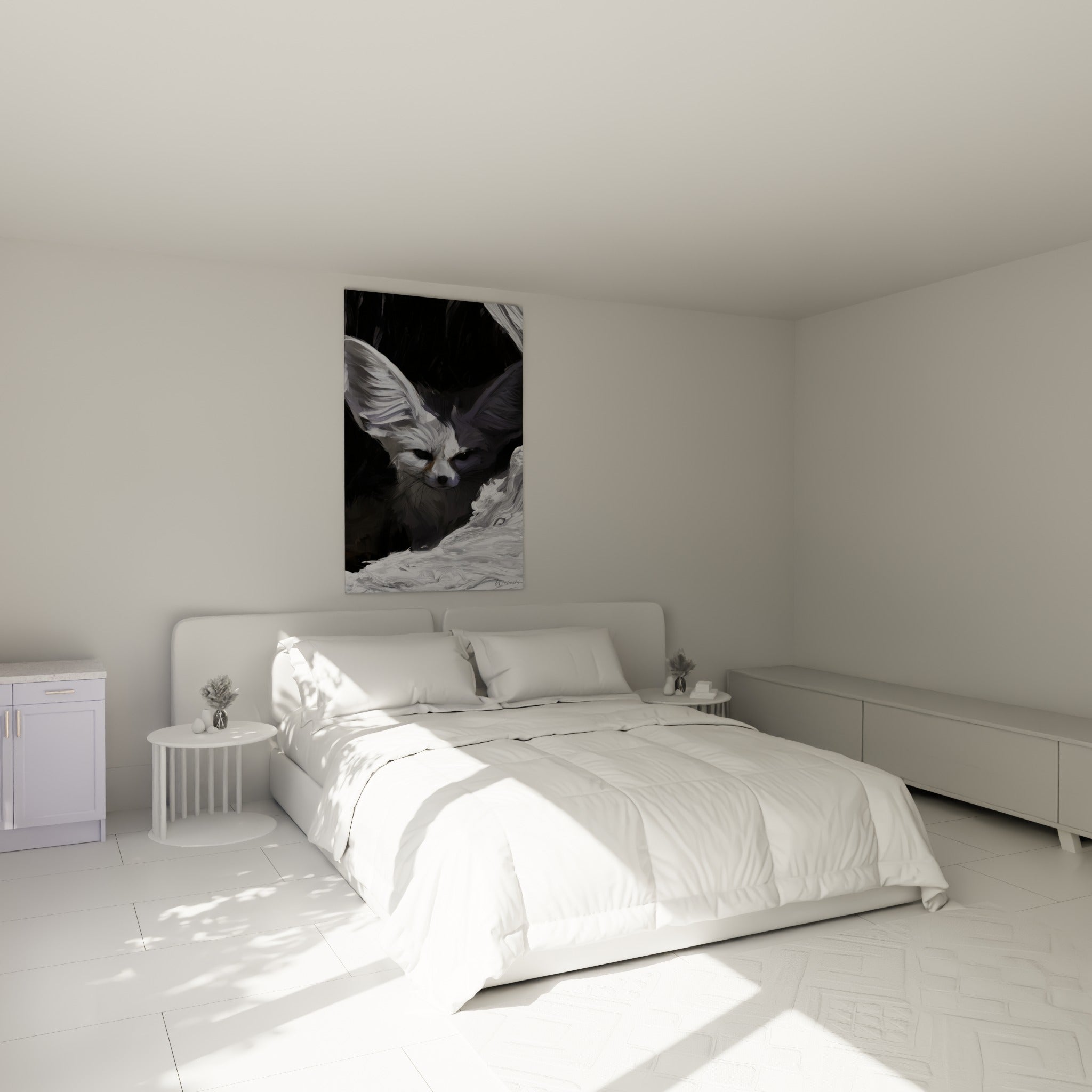 Museau gris et blanc du fennec veillant au-dessus d'un lit dans une chambre claire
